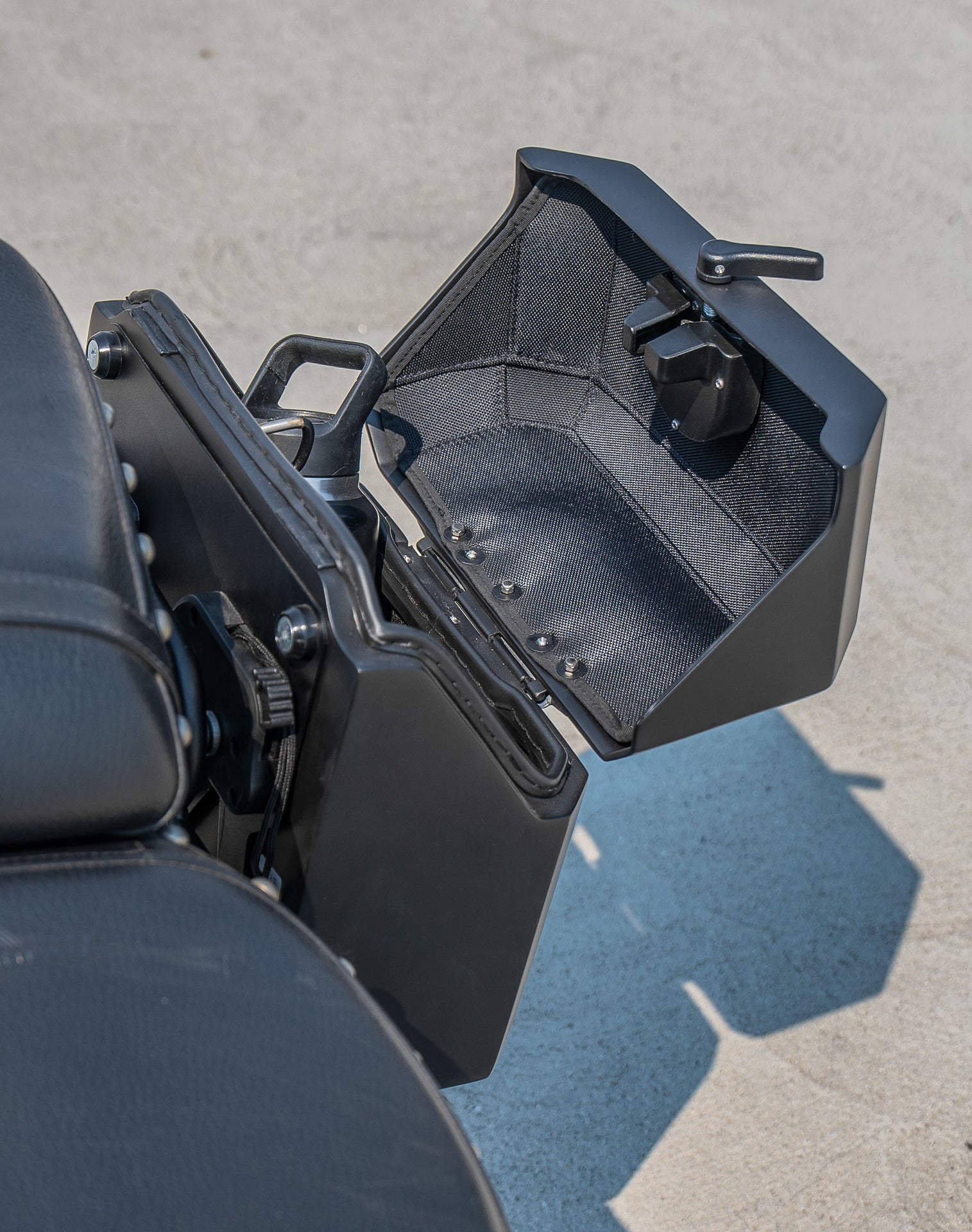 30L - Outlaw Quick-Mount Medium Suzuki Boulevard C50 VL800 Matte Hard Saddlebags Life style 4