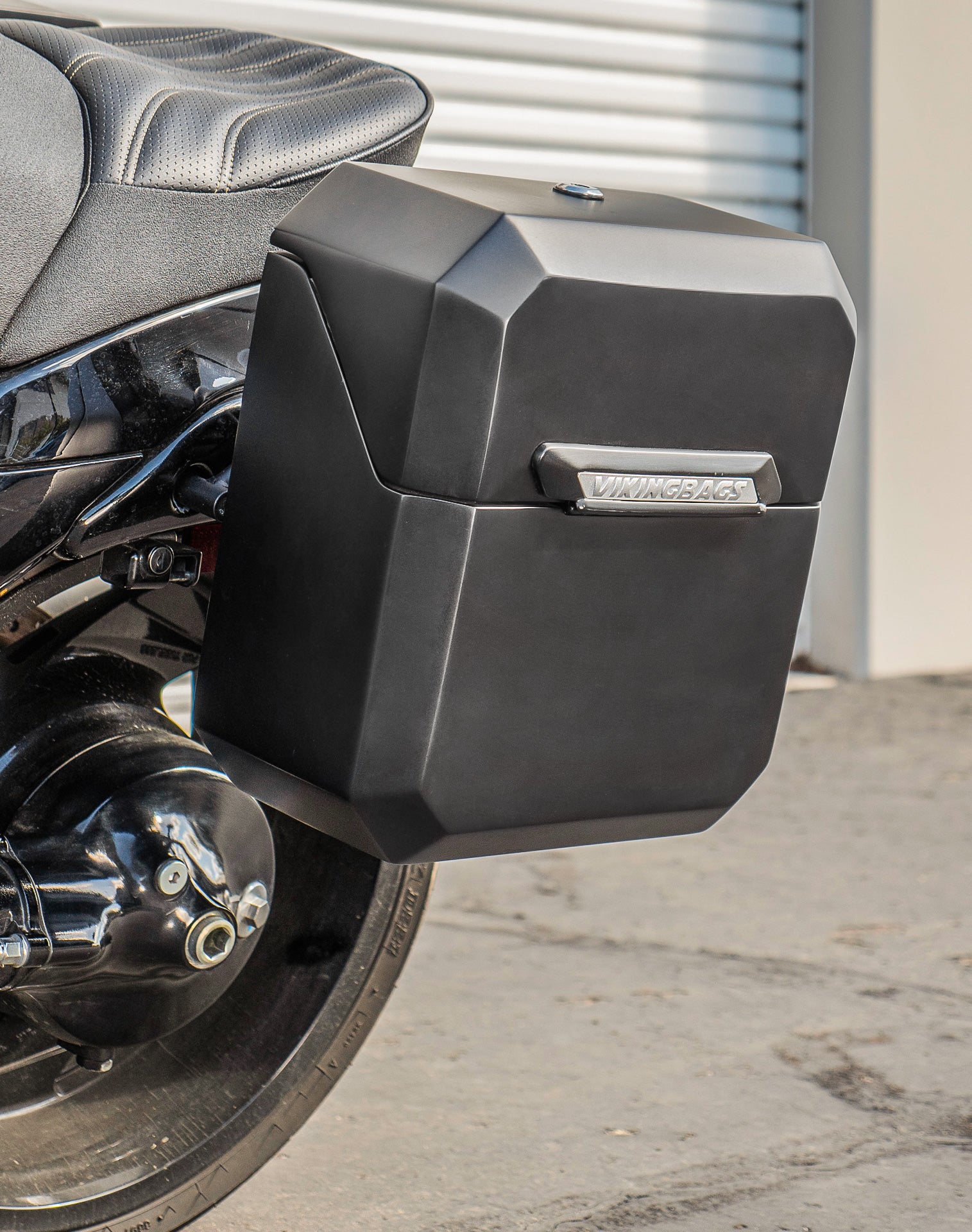 30L - Outlaw Quick-Mount Medium Suzuki Boulevard M109 VZR1800 Matte Hard Saddlebags Life style 2