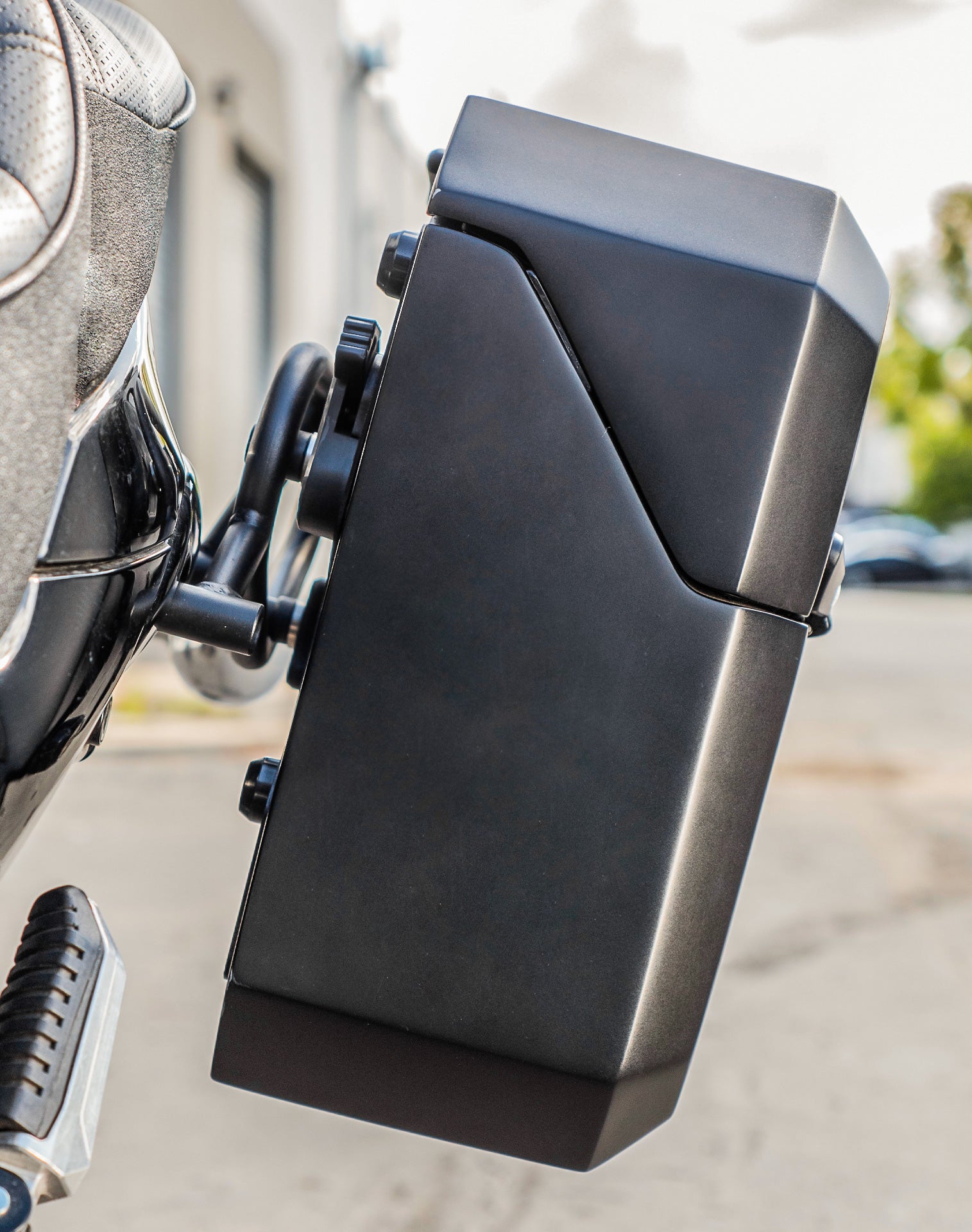 30L - Outlaw Quick-Mount Medium Suzuki Boulevard M109 VZR1800 Matte Hard Saddlebags Life style 3