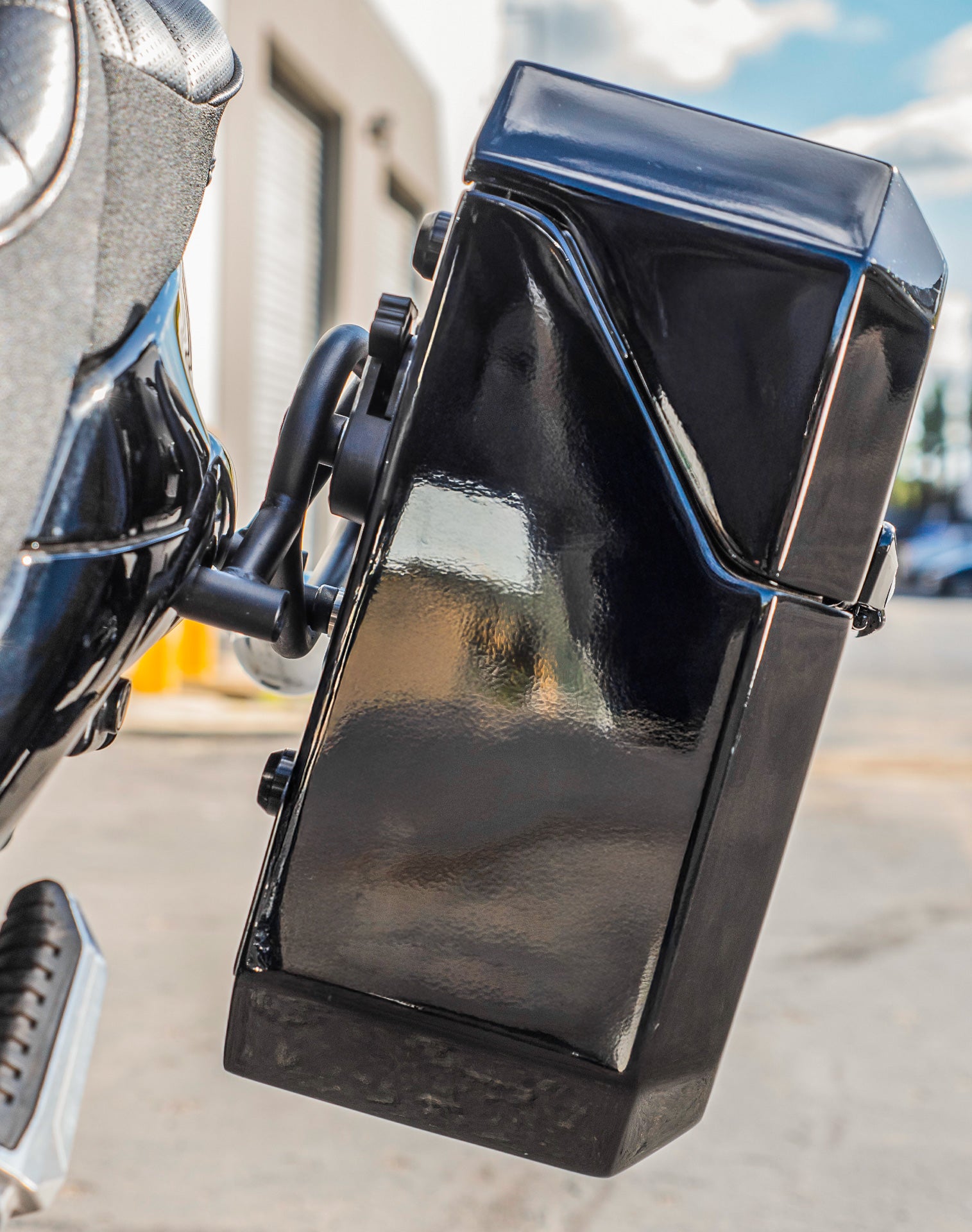 30L - Outlaw Quick Mount Medium Suzuki Boulevard M109 VZR1800 Painted Hard Saddlebags Life style 3