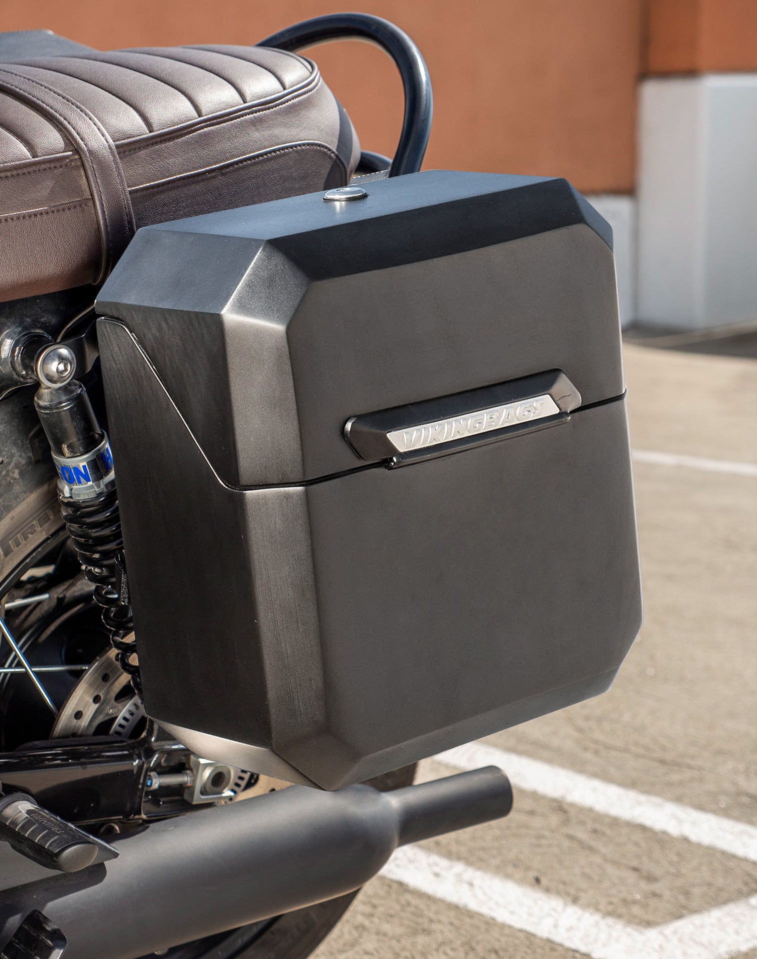 30L - Outlaw Quick-Mount Medium Triumph Bonneville T100 Matte Hard Saddlebags Lifestyle