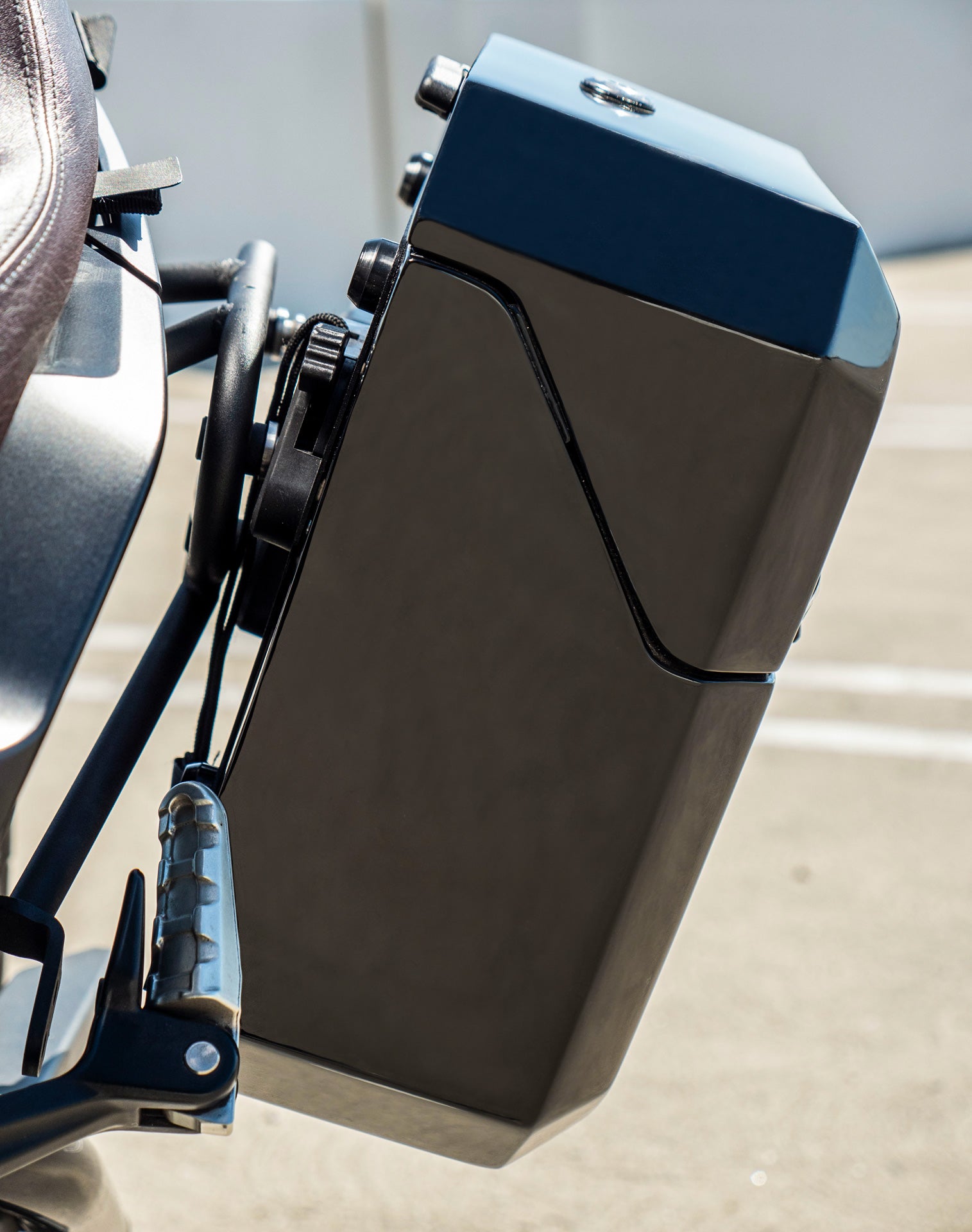 30L - Outlaw Quick Mount Medium Triumph Bonneville T100 Painted Hard Saddlebags Lifestyle