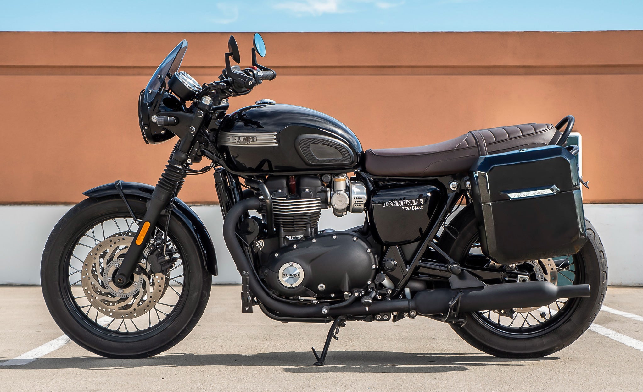 30L - Outlaw Quick Mount Medium Triumph Bonneville T120 Painted Hard Saddlebags Lifestyle @expand