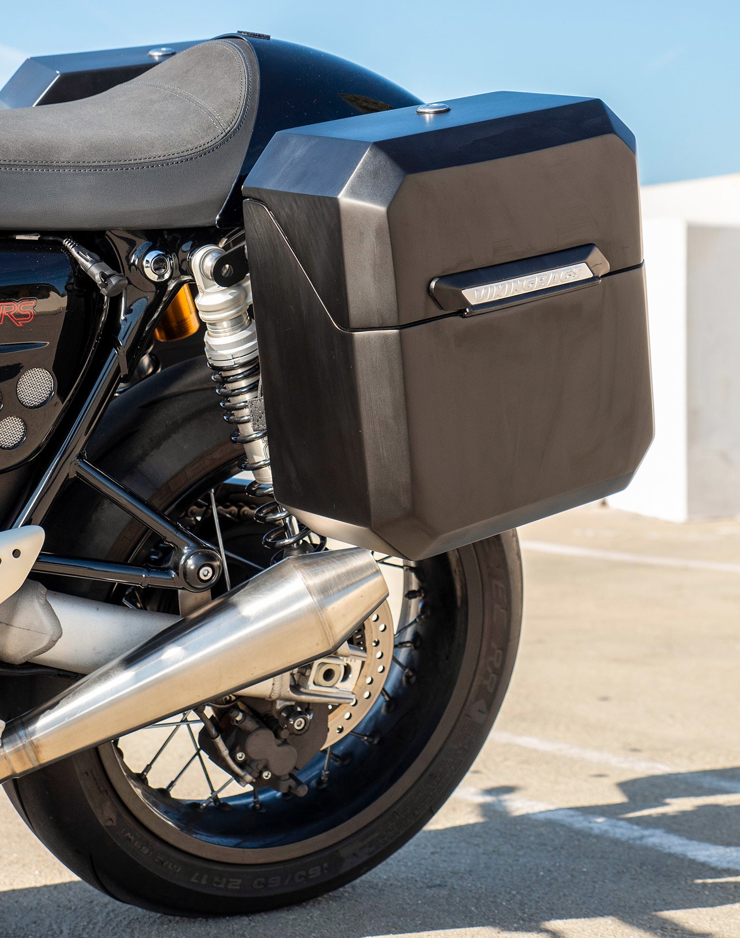 30L - Outlaw Quick-Mount Medium Triumph Thruxton RS Matte Hard Saddlebags Life style 2