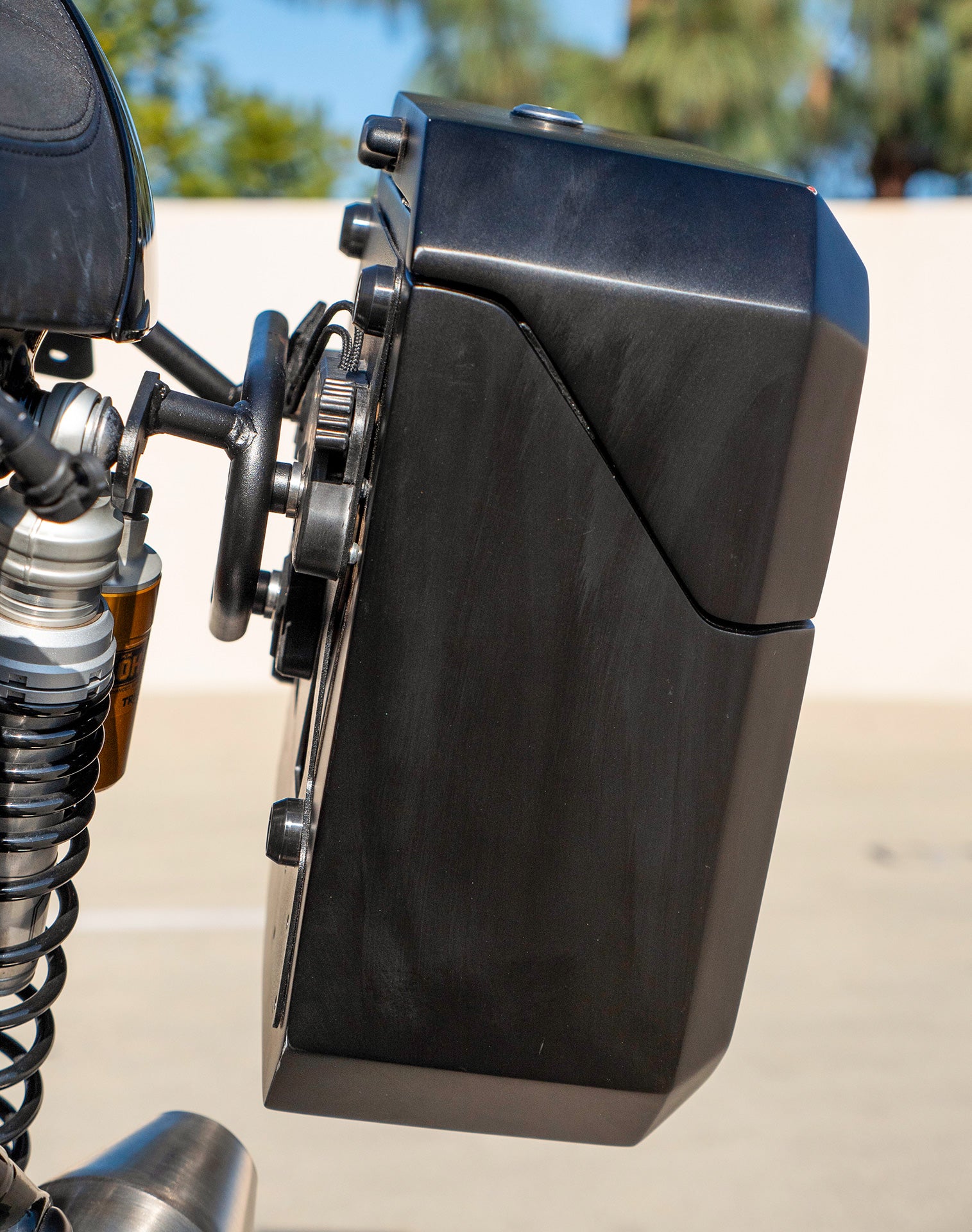 30L - Outlaw Quick-Mount Medium Triumph Thruxton RS Matte Hard Saddlebags Life style 3