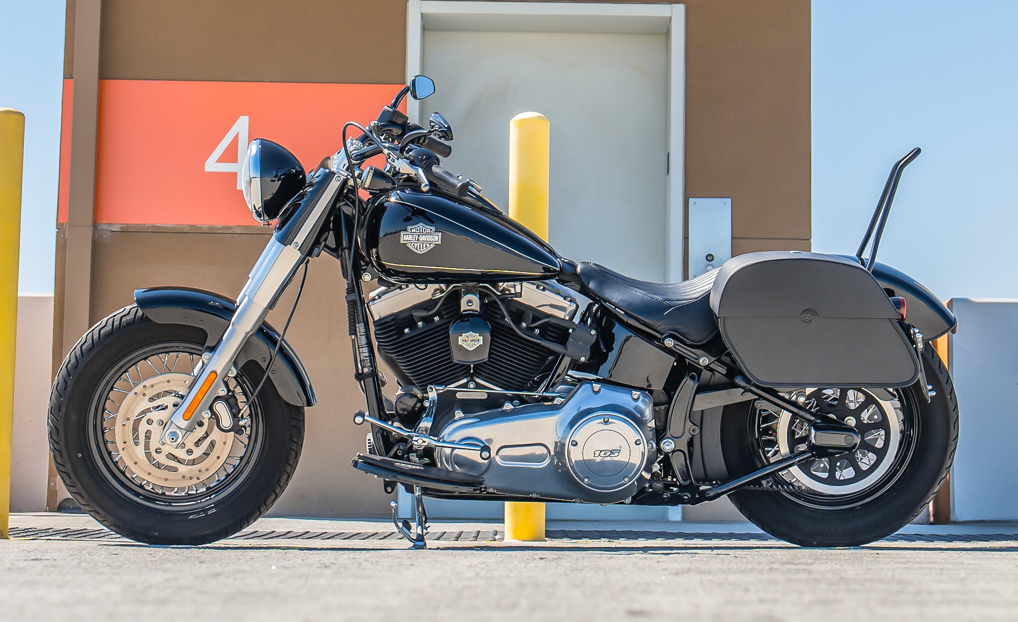 28L - Panzer Quick-Mount Medium Harley Softail Slim FLS Leather Saddlebags Life Style Photo @expand