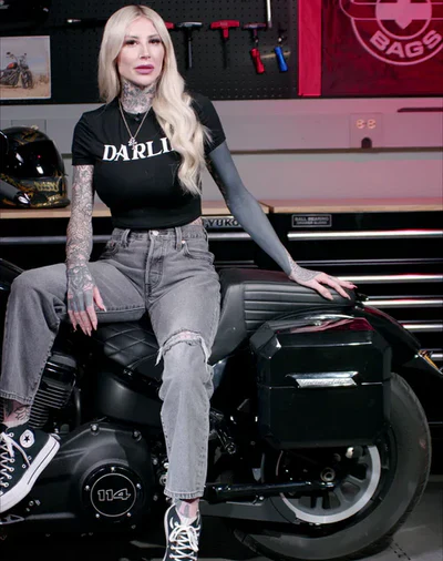 20L - Outlaw Quick-Mount Small Harley Softail Heritage FLHC/S Painted Hard Saddlebags Video