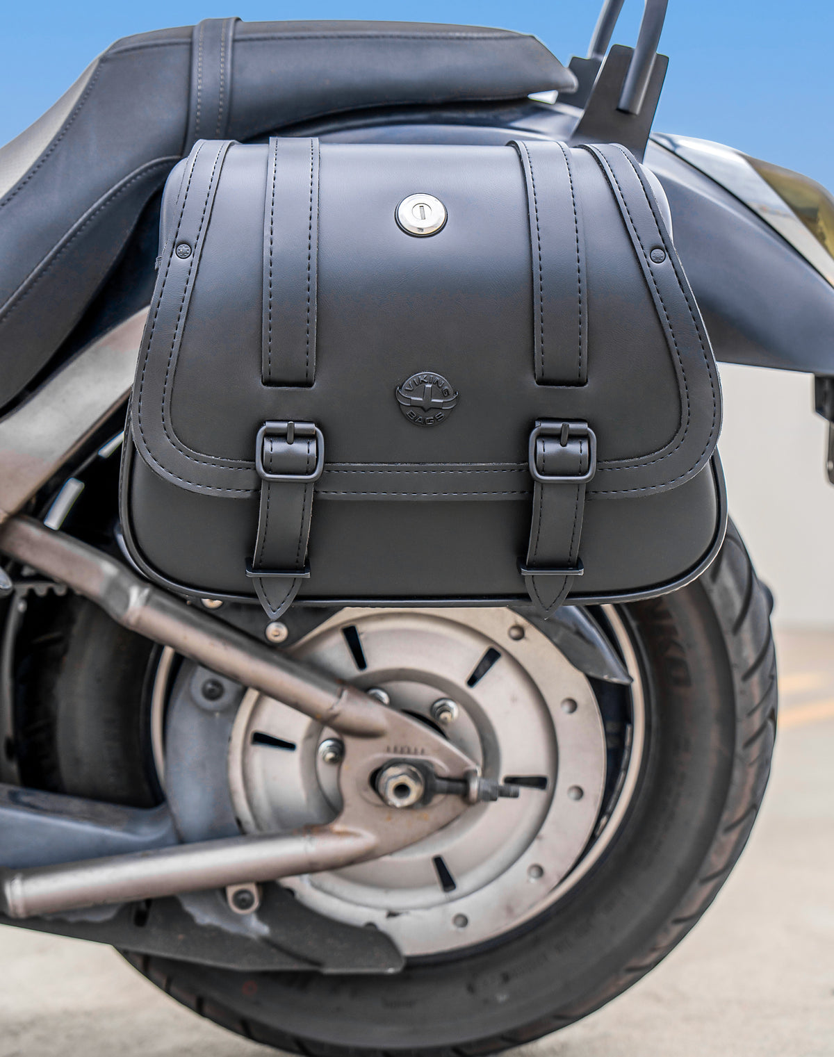 25L - SpiritBlade Medium Kawasaki Vulcan 900 Custom Motorcycle Leather Saddlebags Vertical Lifestyle 