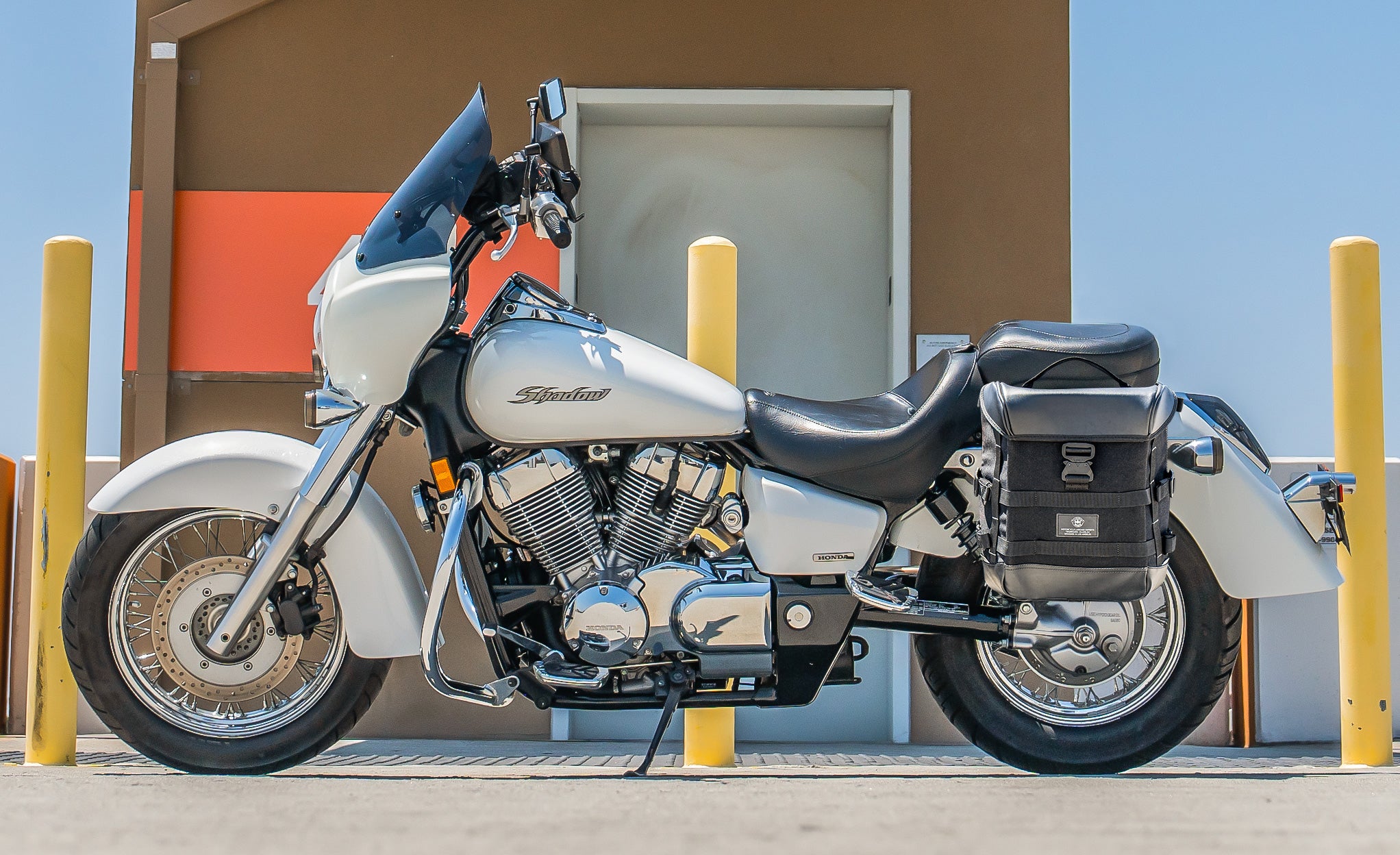 15L - Incognito Quick Mount Medium Honda Shadow 750 Aero Solo Saddlebag (Left Only) Lifestyle @expand