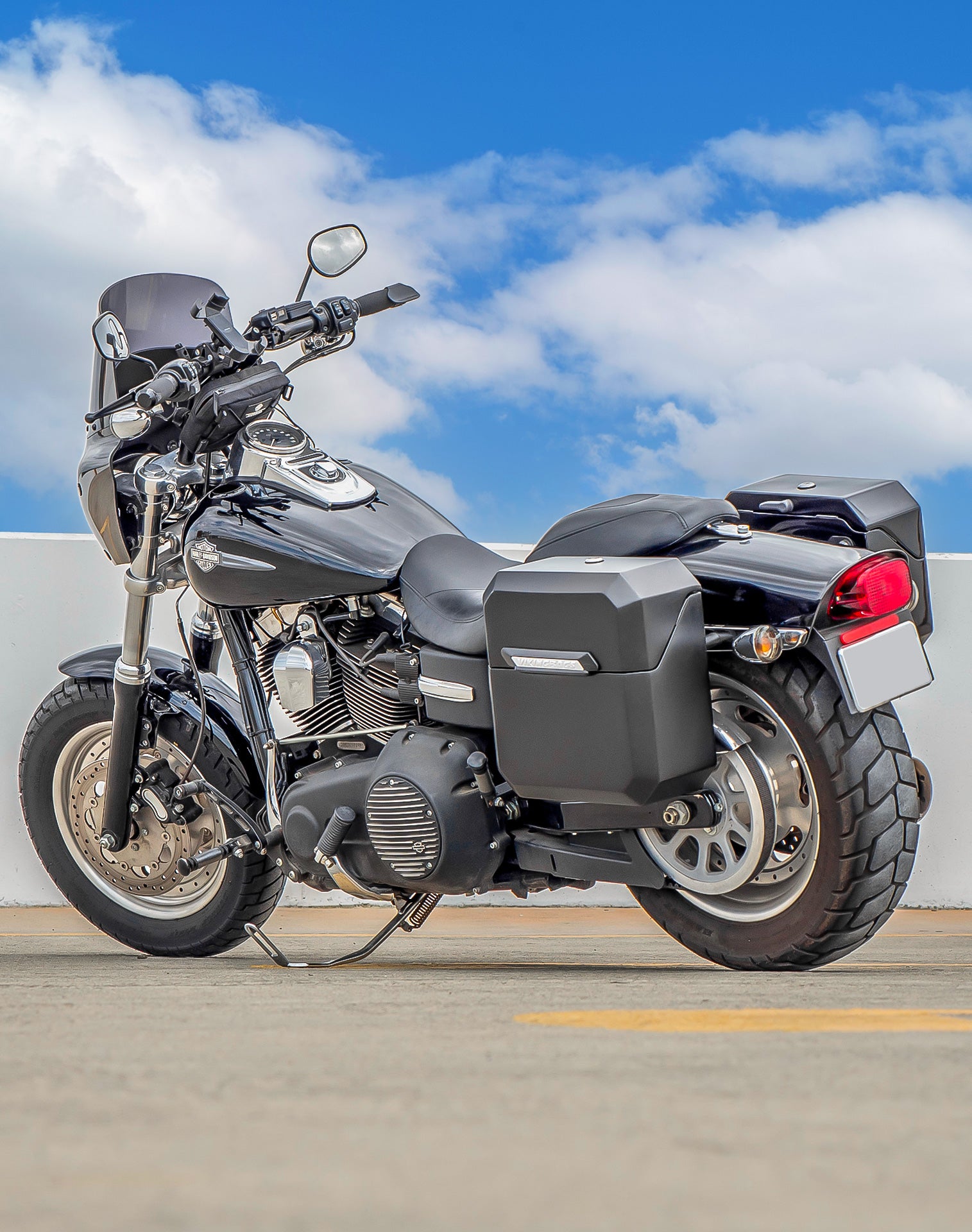 15L - Outlaw Quick Mount Medium Harley Dyna Fat Bob FXDF Matte Hard Solo Saddlebag (Left Only) v1