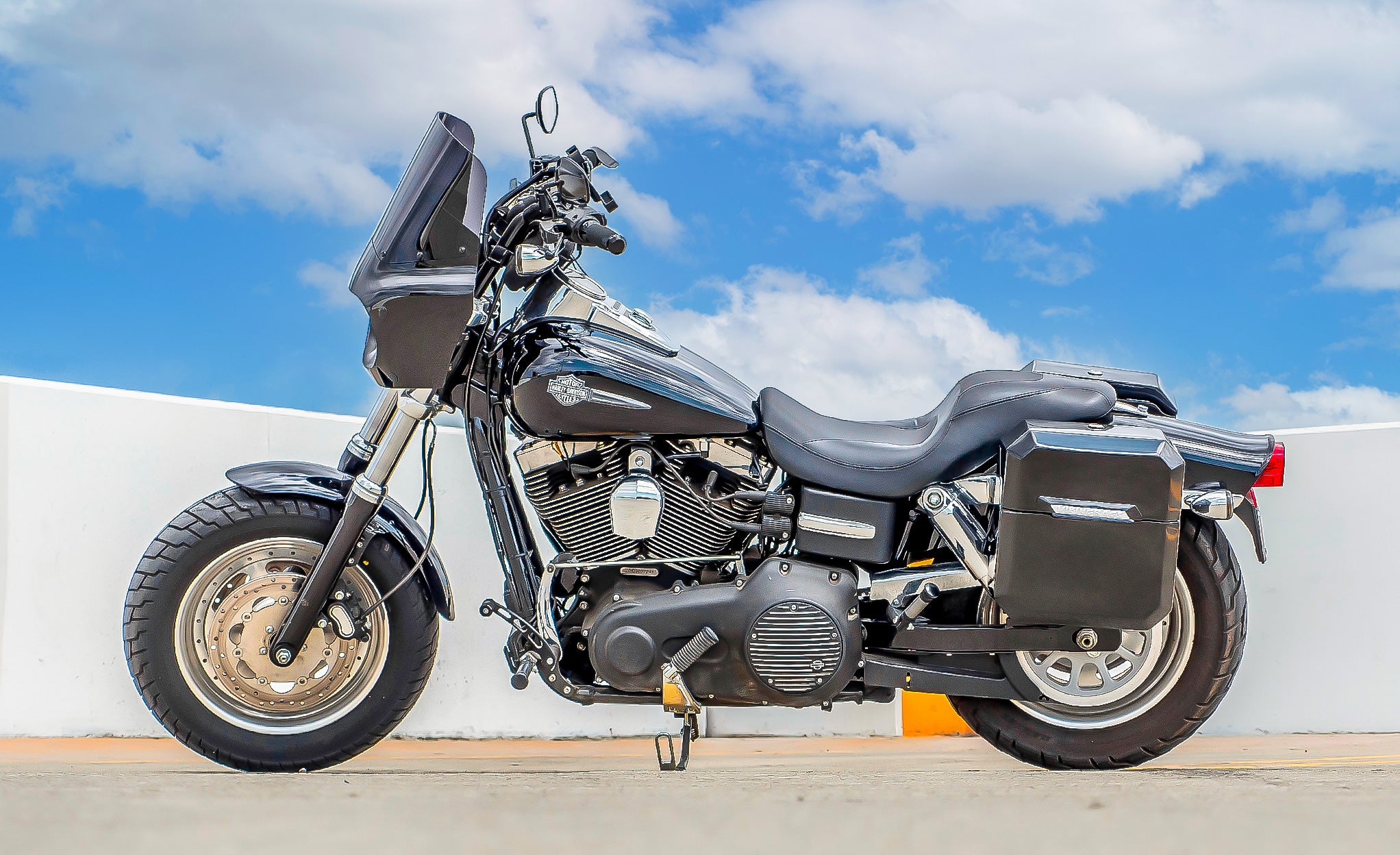 Viking 15L Outlaw Medium Harley Dyna Fat Bob FXDF Painted Hard