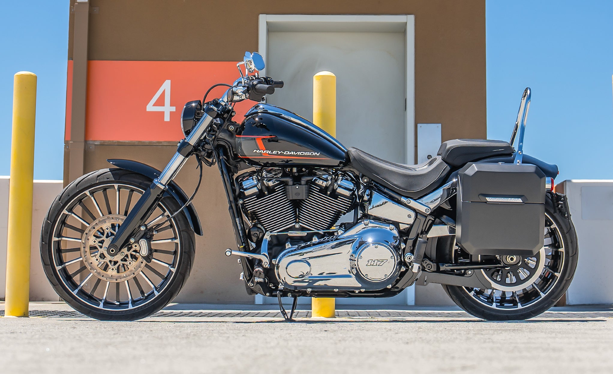 Viking 15L Outlaw Medium Harley Softail Breakout FXBR/S Matte Hard