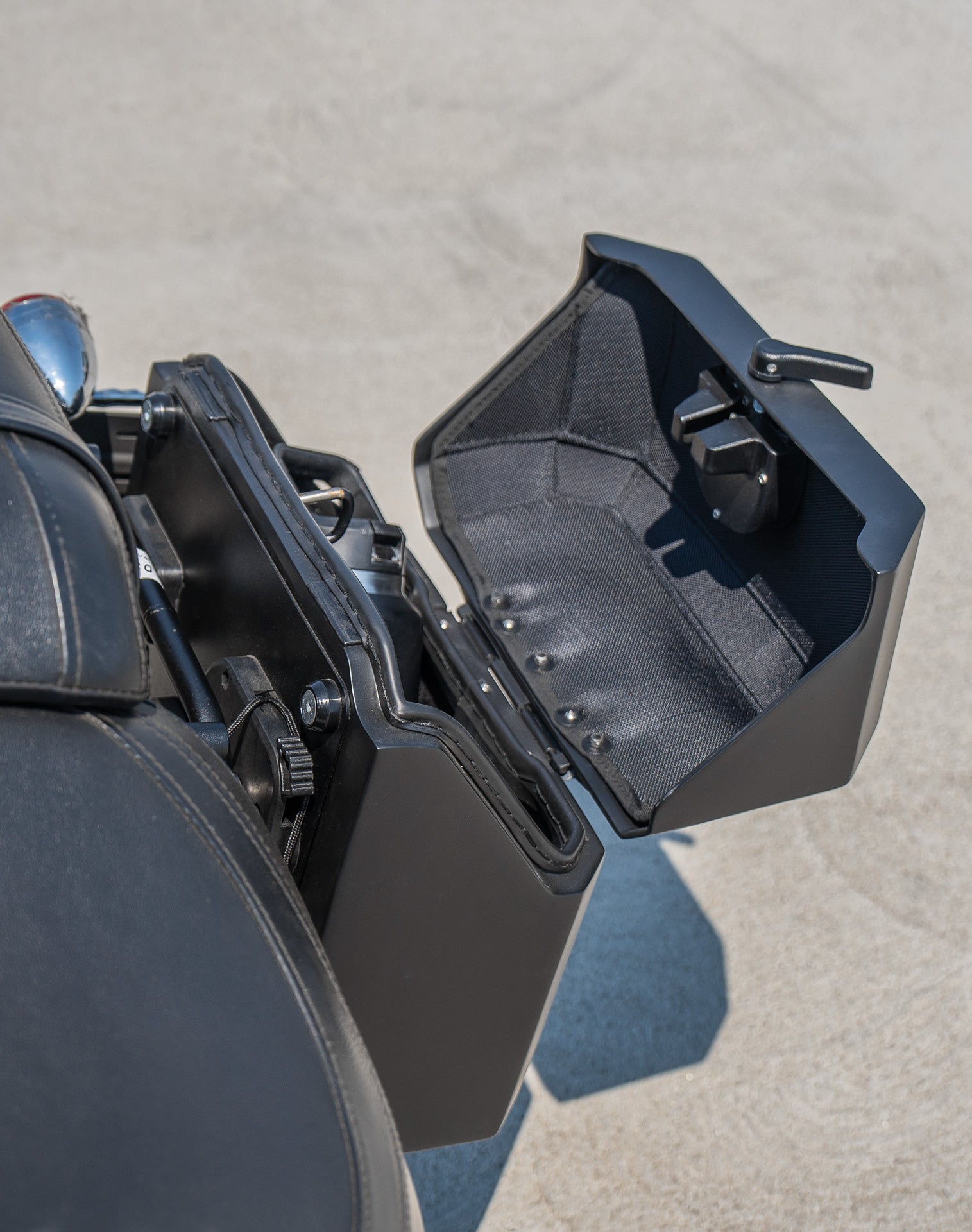 15L - Outlaw Quick Mount Medium Harley Softail Fat Boy FLFB/S Matte Hard Solo Saddlebag (Left Only) v4