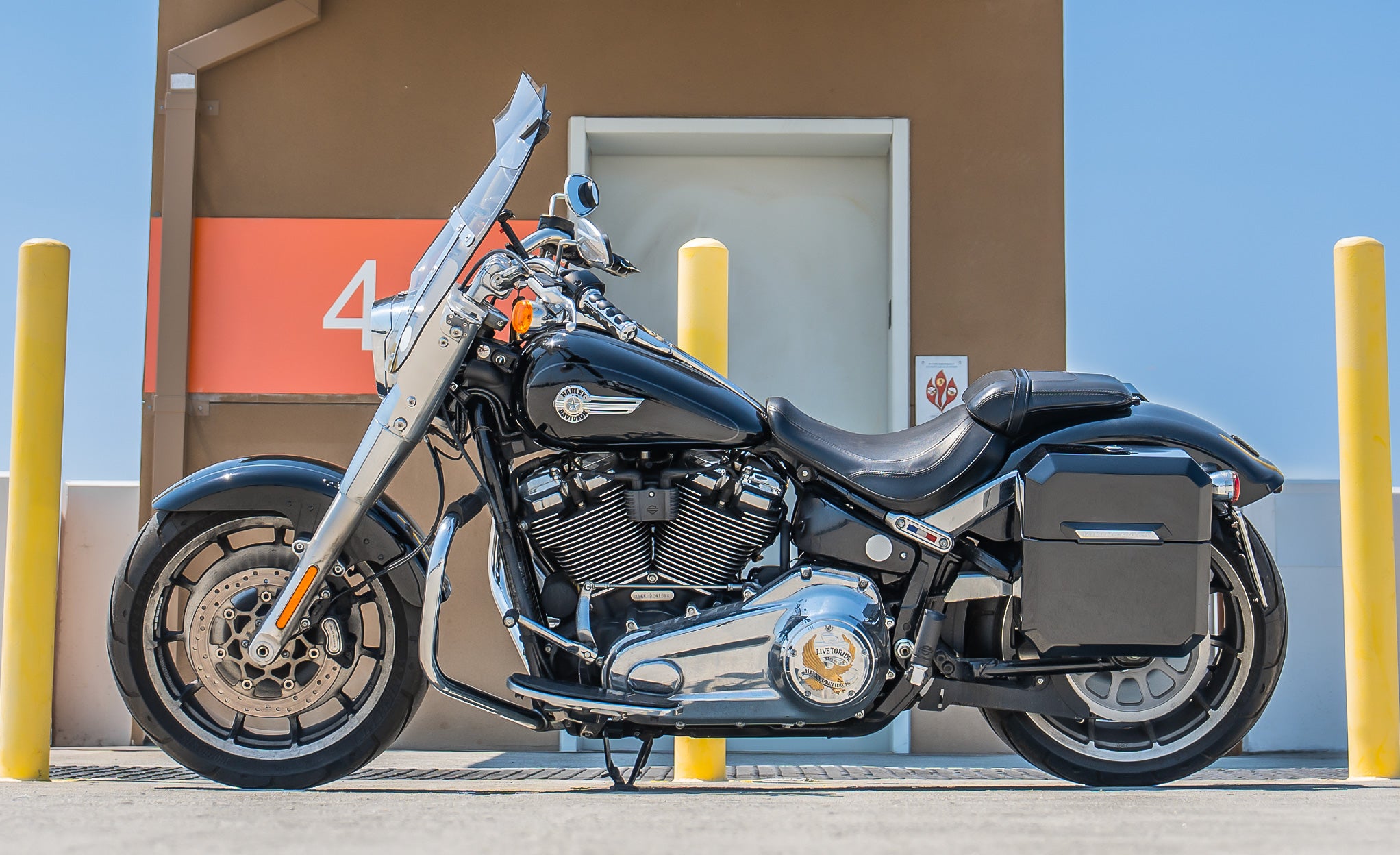 15L - Outlaw Quick Mount Medium Harley Softail Fat Boy FLFB/S Painted Hard Solo Saddlebag (Left Only) @expand