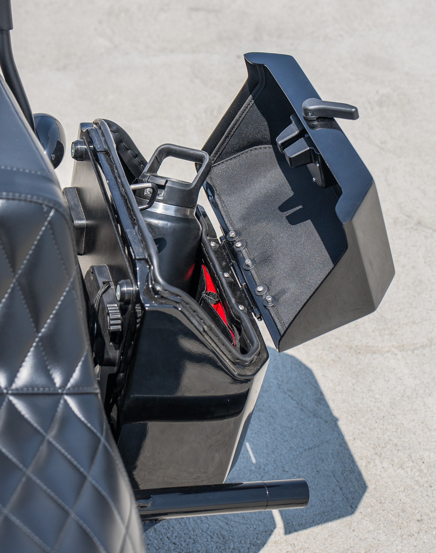 15L - Outlaw Quick Mount Medium Harley Softail Street Bob Painted Hard Solo Saddlebag (Left Only) v4