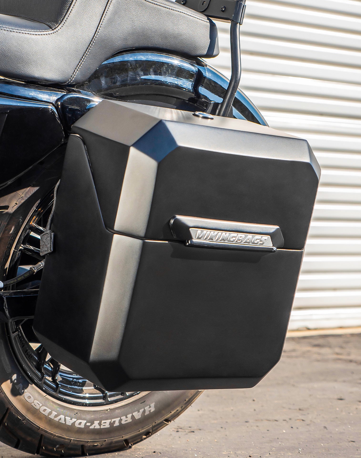 15L - Outlaw Quick Mount Harley Sportster 1200 Custom XL1200C Matte Hard Solo Saddlebag (Left Only) v2