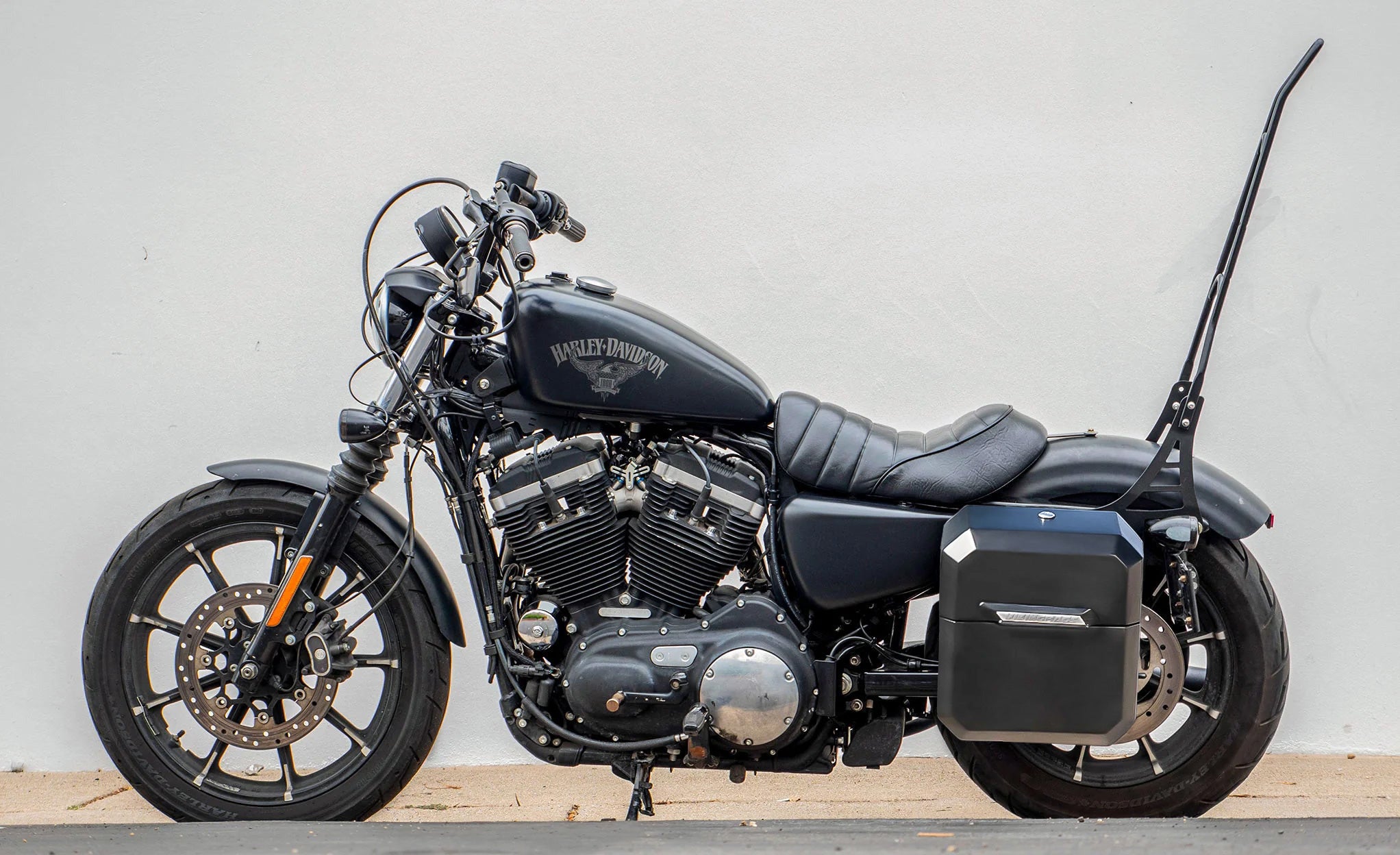 15L - Outlaw Quick Mount Medium Harley Sportster 883 Iron XL883N Matte Hard Solo Saddlebag (Left Only) Lifestyle @expand
