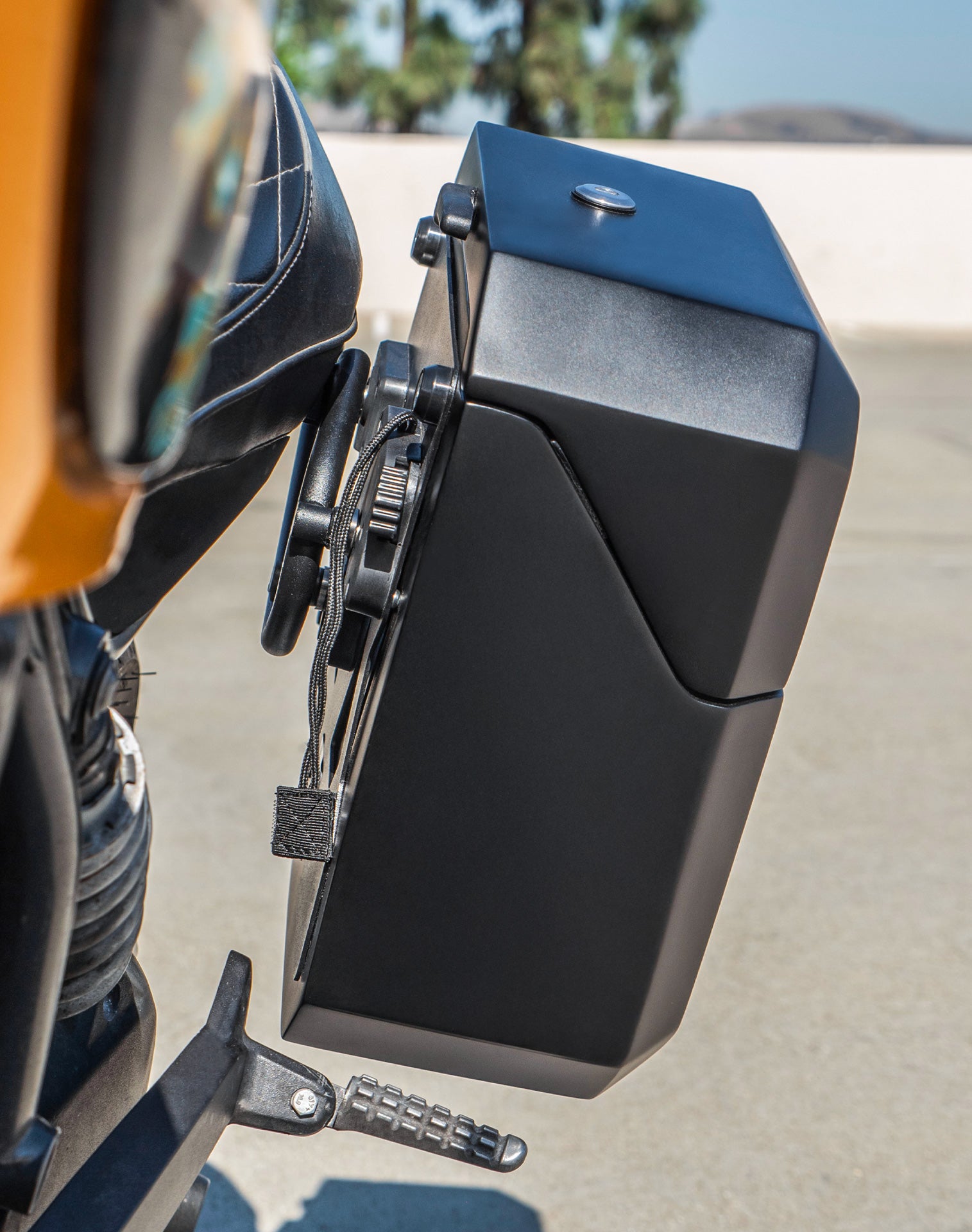 15L - Outlaw Quick Mount Medium Harley Sportster 883 Iron XL883N Matte Hard Solo Saddlebag (Left Only) Lifestyle