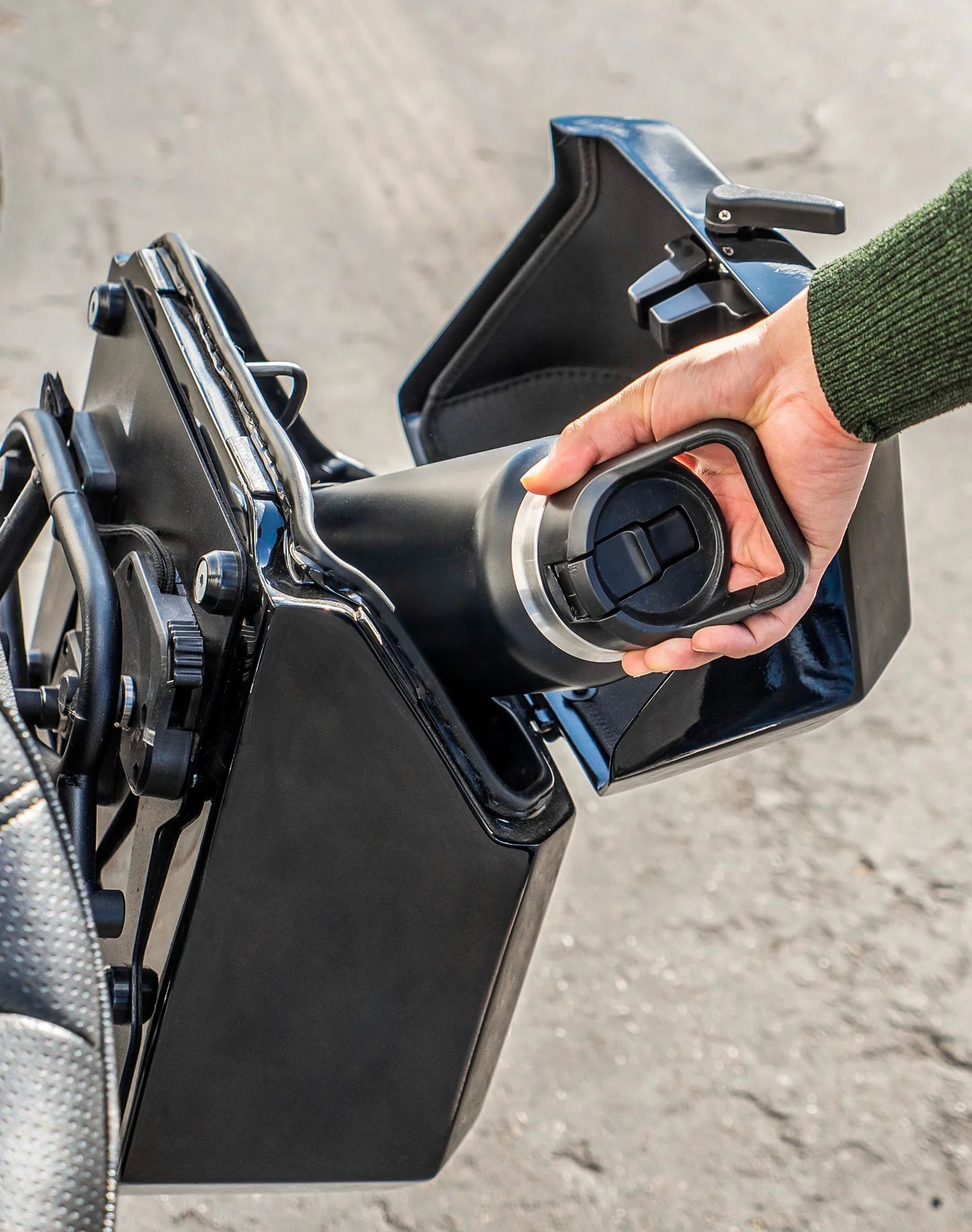 15L - Outlaw Quick Mount Medium Harley Sportster 883 Iron XL883N Painted Hard Solo Saddlebag (Left Only) Lifestyle