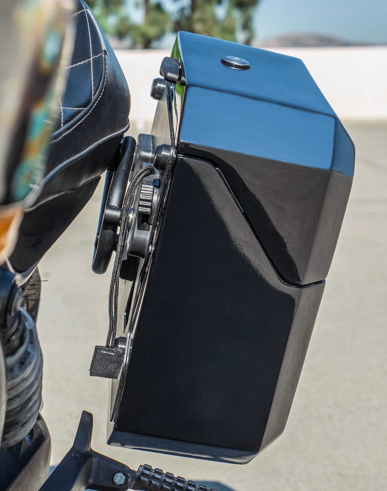 15L - Outlaw Quick Mount Medium Harley Sportster 883 Iron XL883N Painted Hard Solo Saddlebag (Left Only) Lifestyle