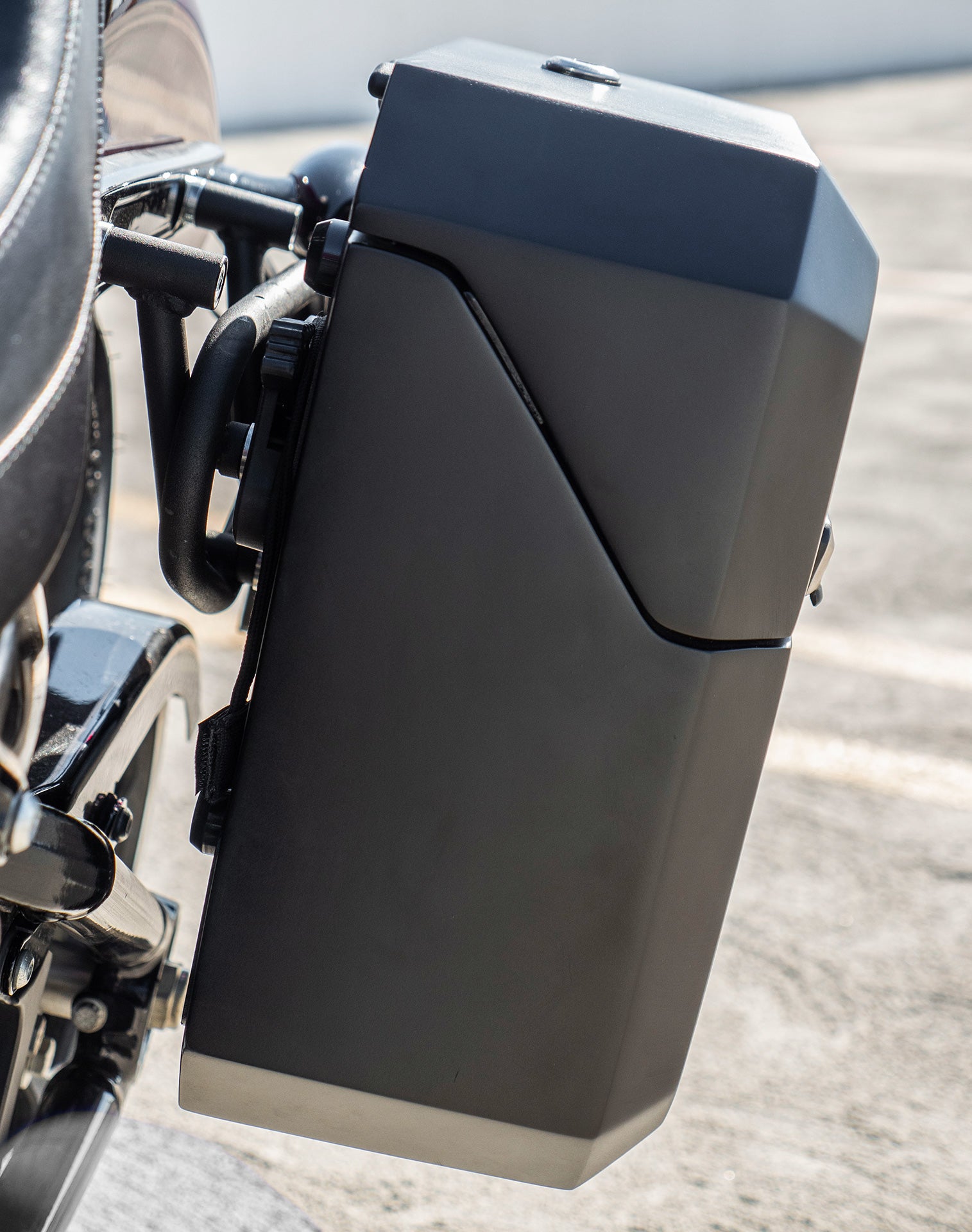 15L - Outlaw Quick Mount Medium Indian Super Chief Matte Hard Solo Saddlebag (Left Only) Life Style