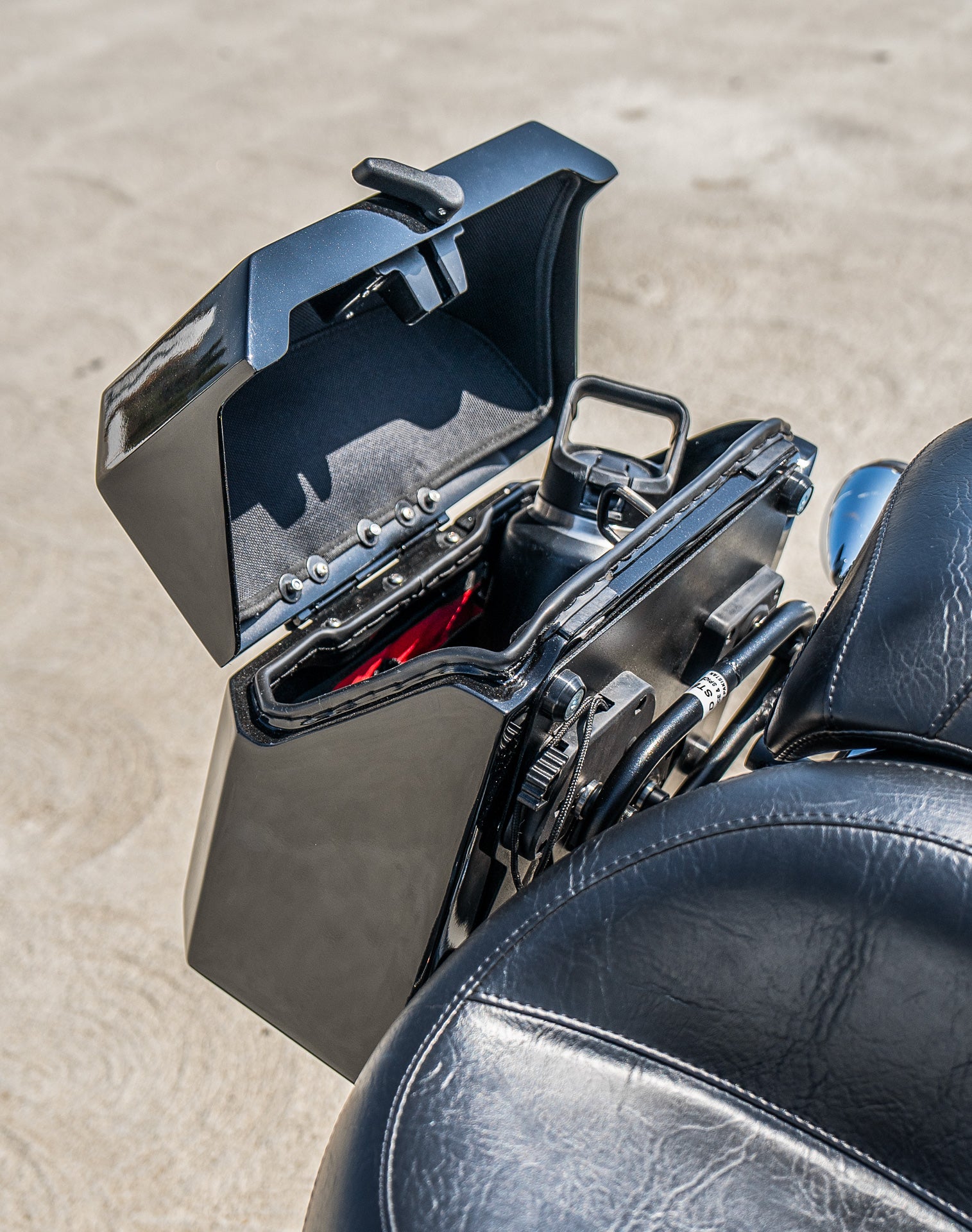 15L - Outlaw Quick Mount Medium Kawasaki Vulcan 900 Classic VN900 Painted Hard Solo Saddlebag (Right Only) v4