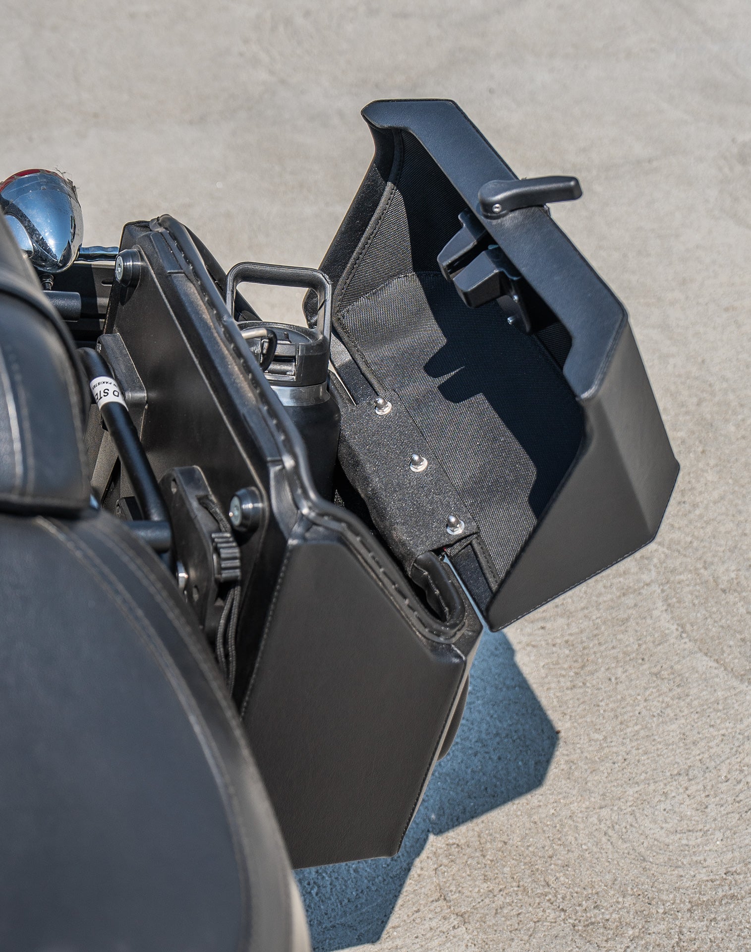 15L - Outlaw Quick Mount Medium Harley Softail Fat Boy FLFB/S Hard Solo Saddlebag (Left Only) v4