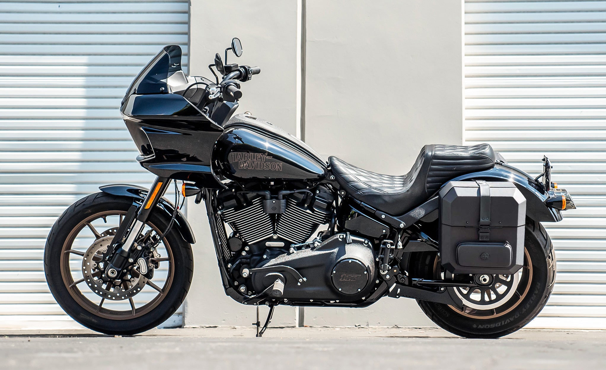 Viking 15L Outlaw Quick Mount Medium Harley Softail Low Rider ST