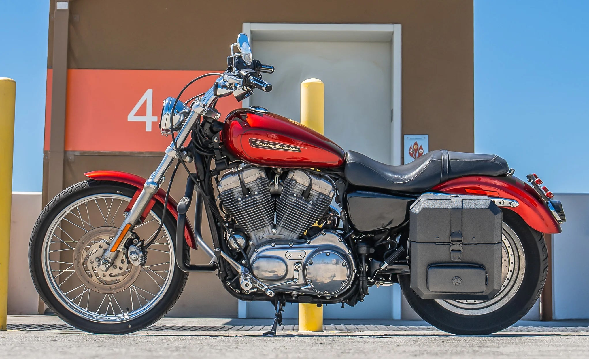 15L - Outlaw Quick Mount Medium Harley Sportster 883 Custom XL883C Hard Solo Saddlebag (Left Only) @expand