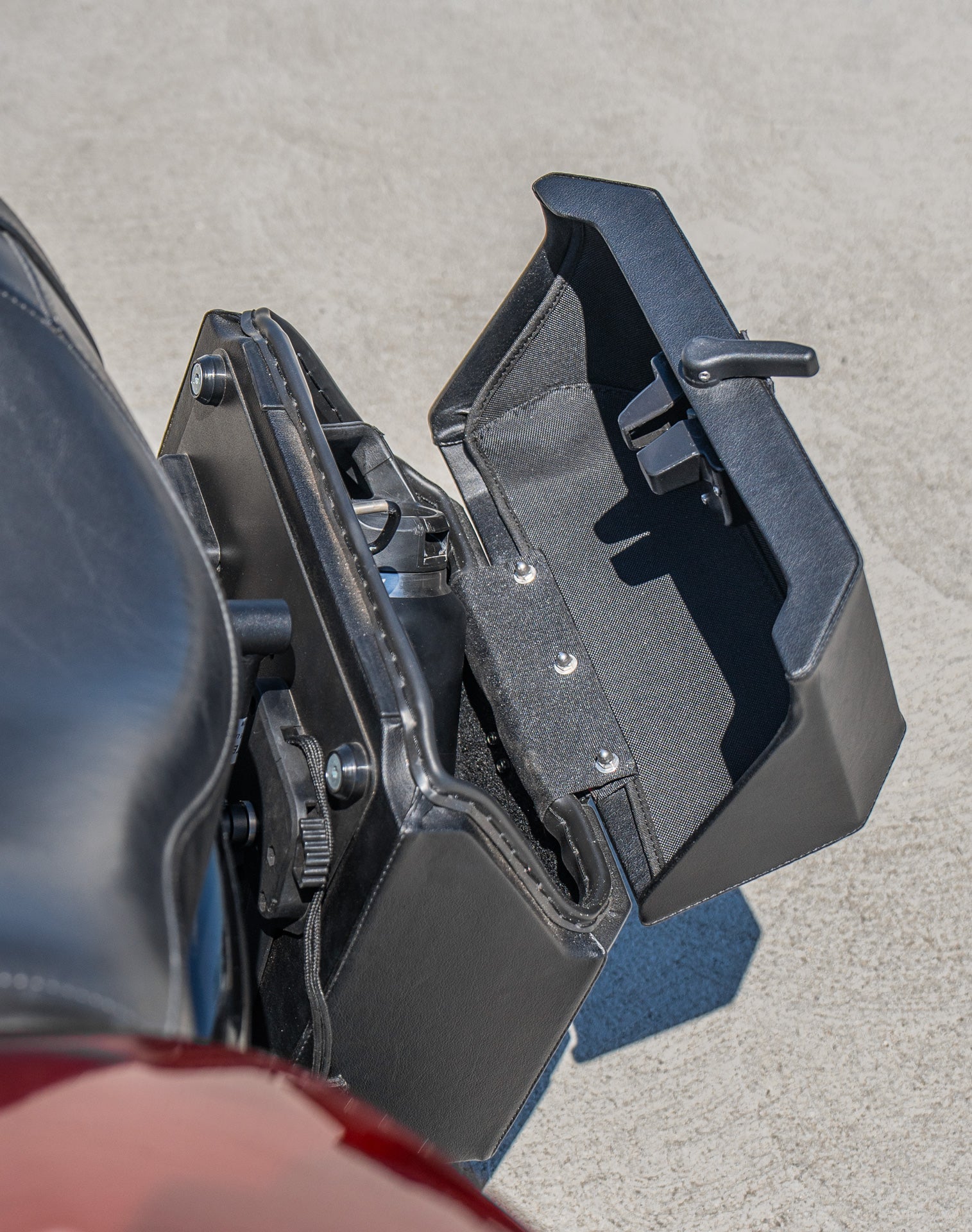 15L - Outlaw Quick Mount Medium Harley Sportster 883 Custom XL883C Hard Solo Saddlebag (Left Only) Lifestyle