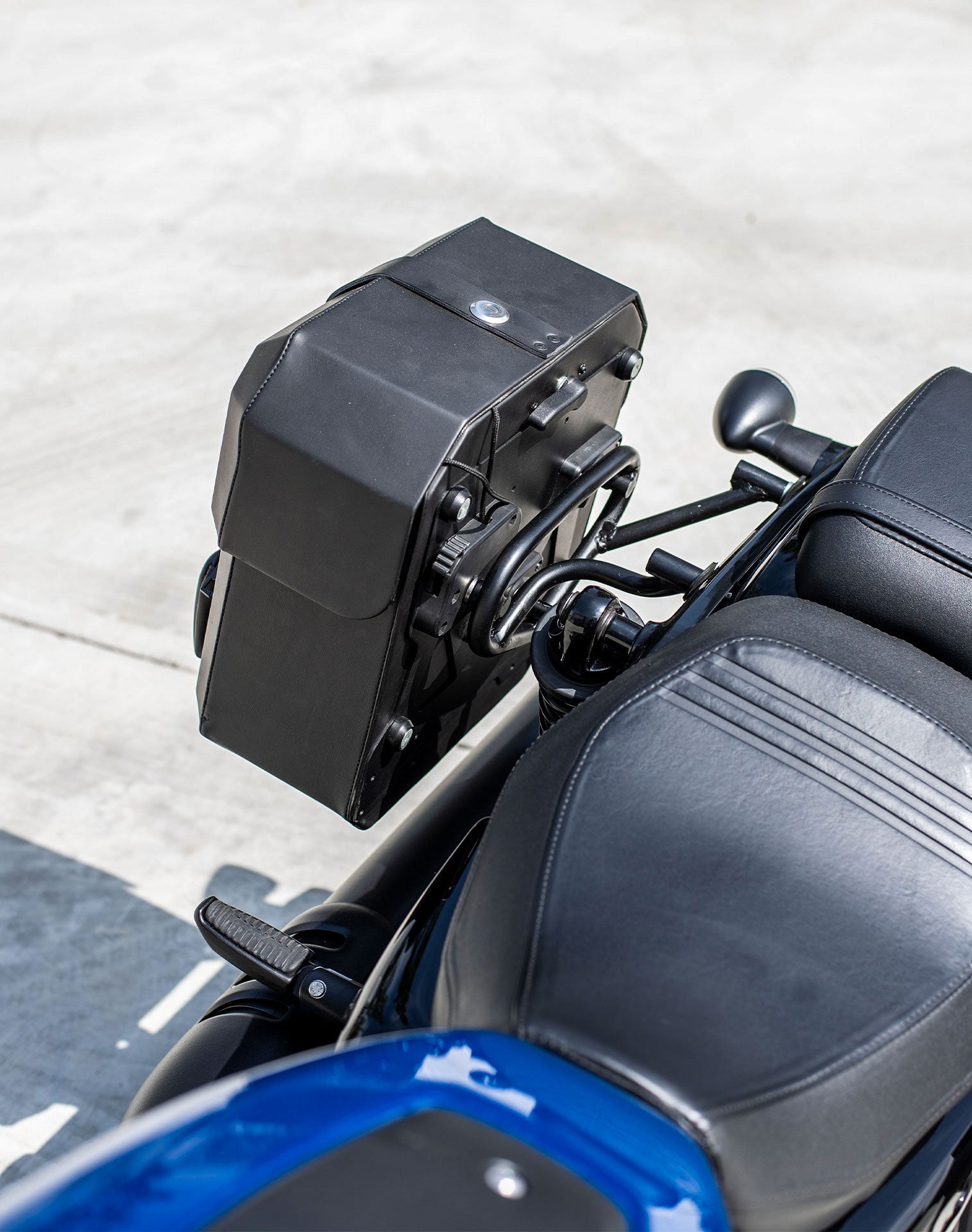 15L - Outlaw Quick Mount Medium Harley Sportster Nightster RH975/S Hard Solo Saddlebag (Right Only)