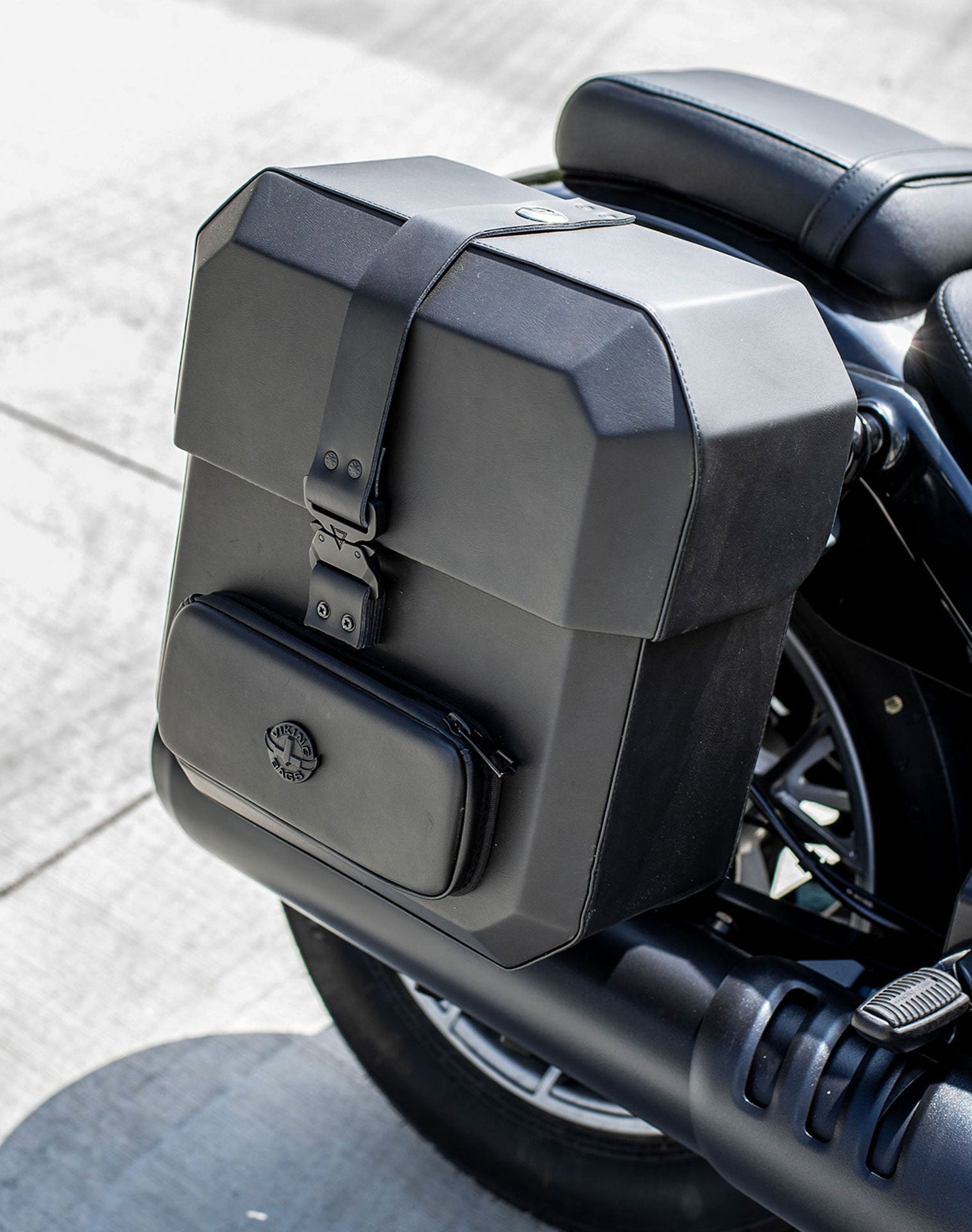 15L - Outlaw Quick Mount Medium Harley Sportster Nightster RH975/S Hard Solo Saddlebag (Right Only)