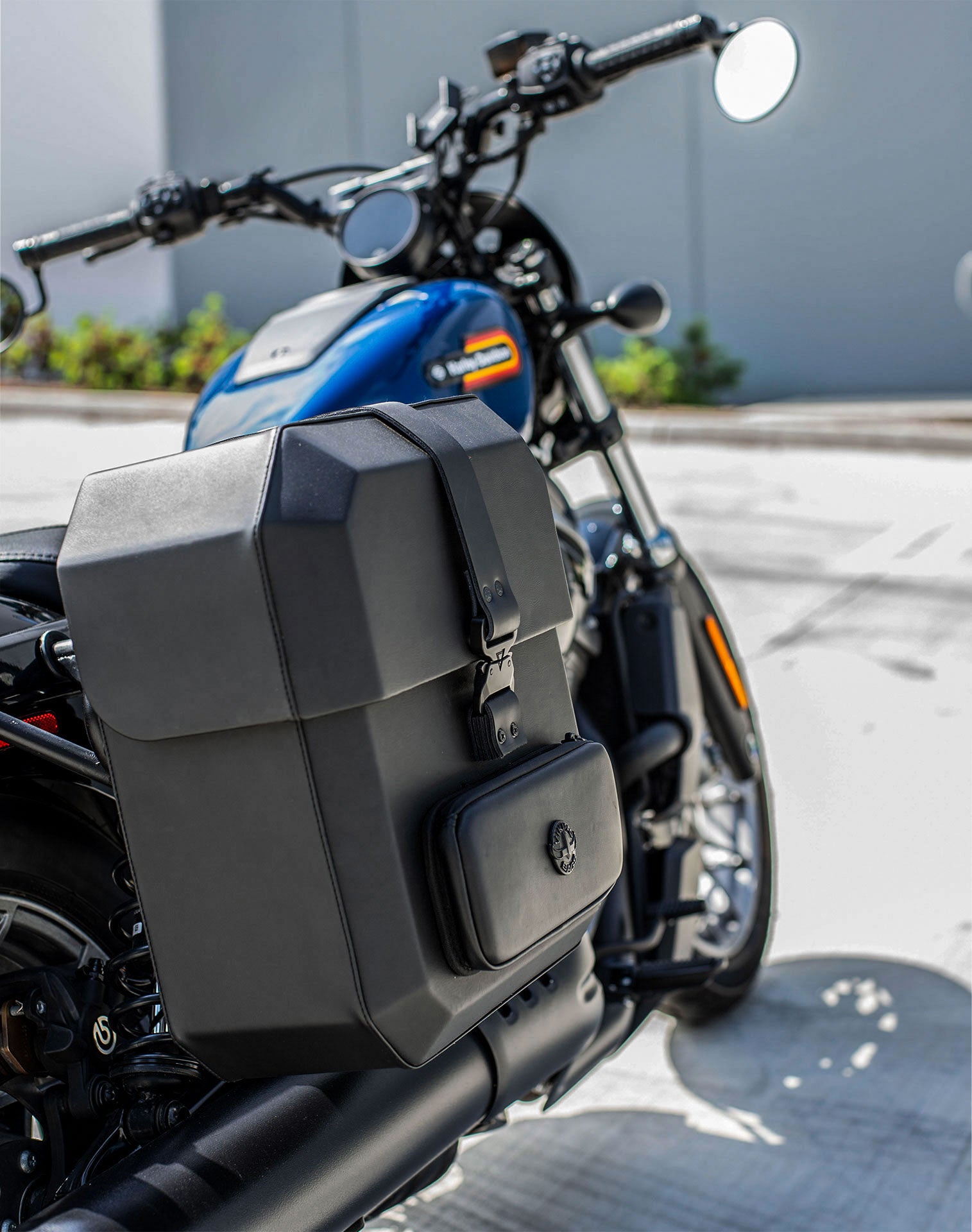 15L - Outlaw Quick Mount Medium Harley Sportster Nightster RH975/S Hard Solo Saddlebag (Right Only)