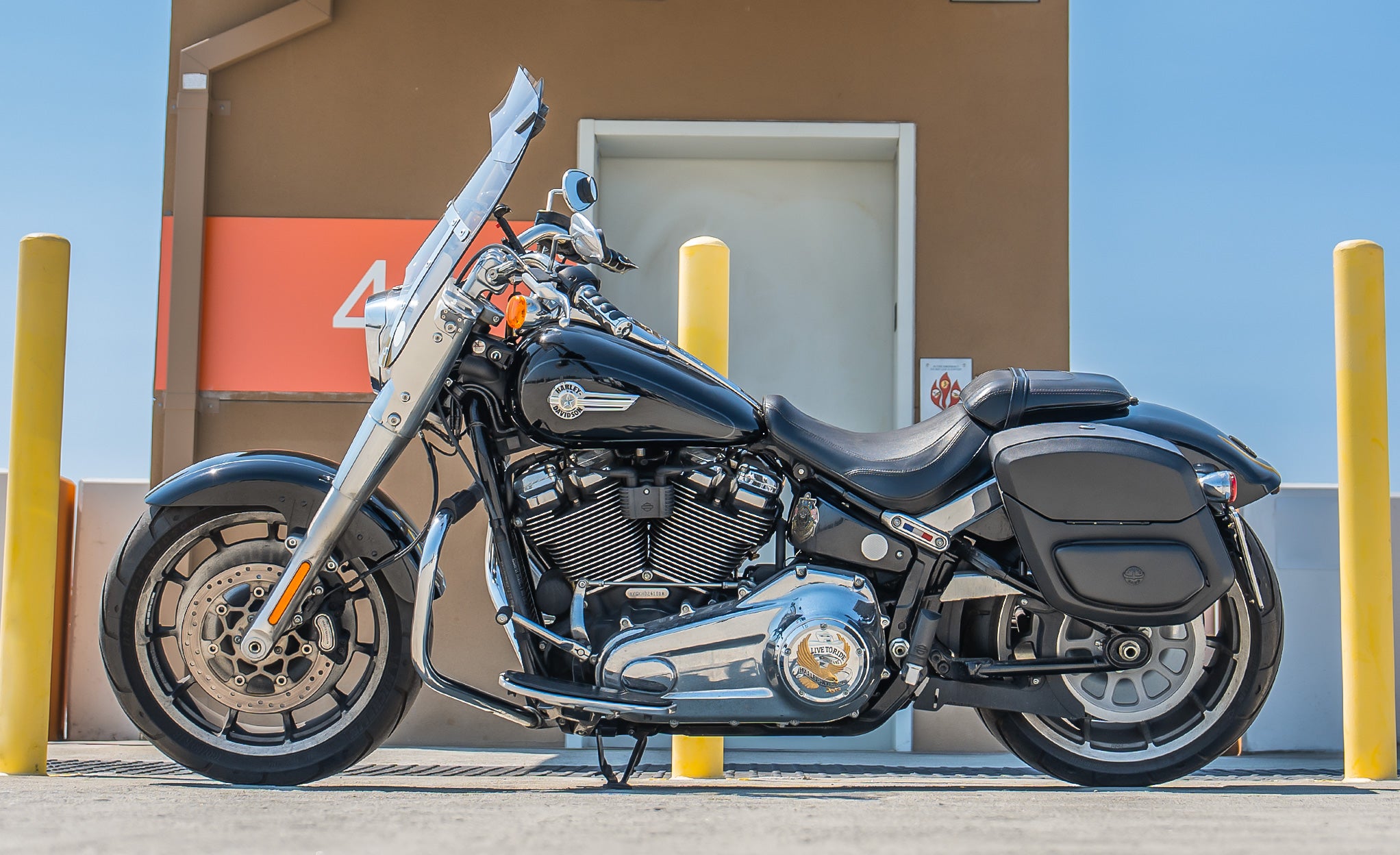 12L - Ironclad Quick Mount Medium Harley Softail Fat Boy FLFB/S Hard Solo Saddlebag (Left Only) Life Style Photo @expand