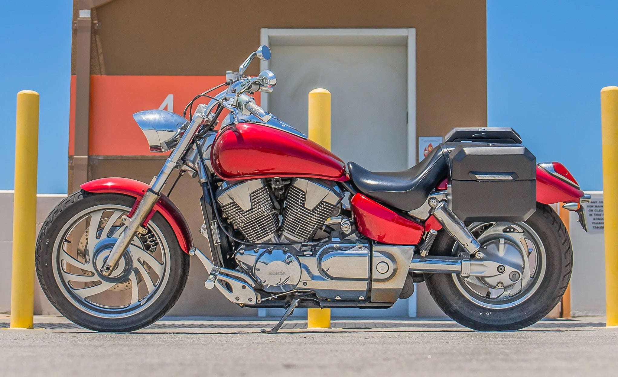 20L - Outlaw Quick-Mount Small Honda VTX 1300 C Matte Hard Saddlebags Life Style Photo @expand