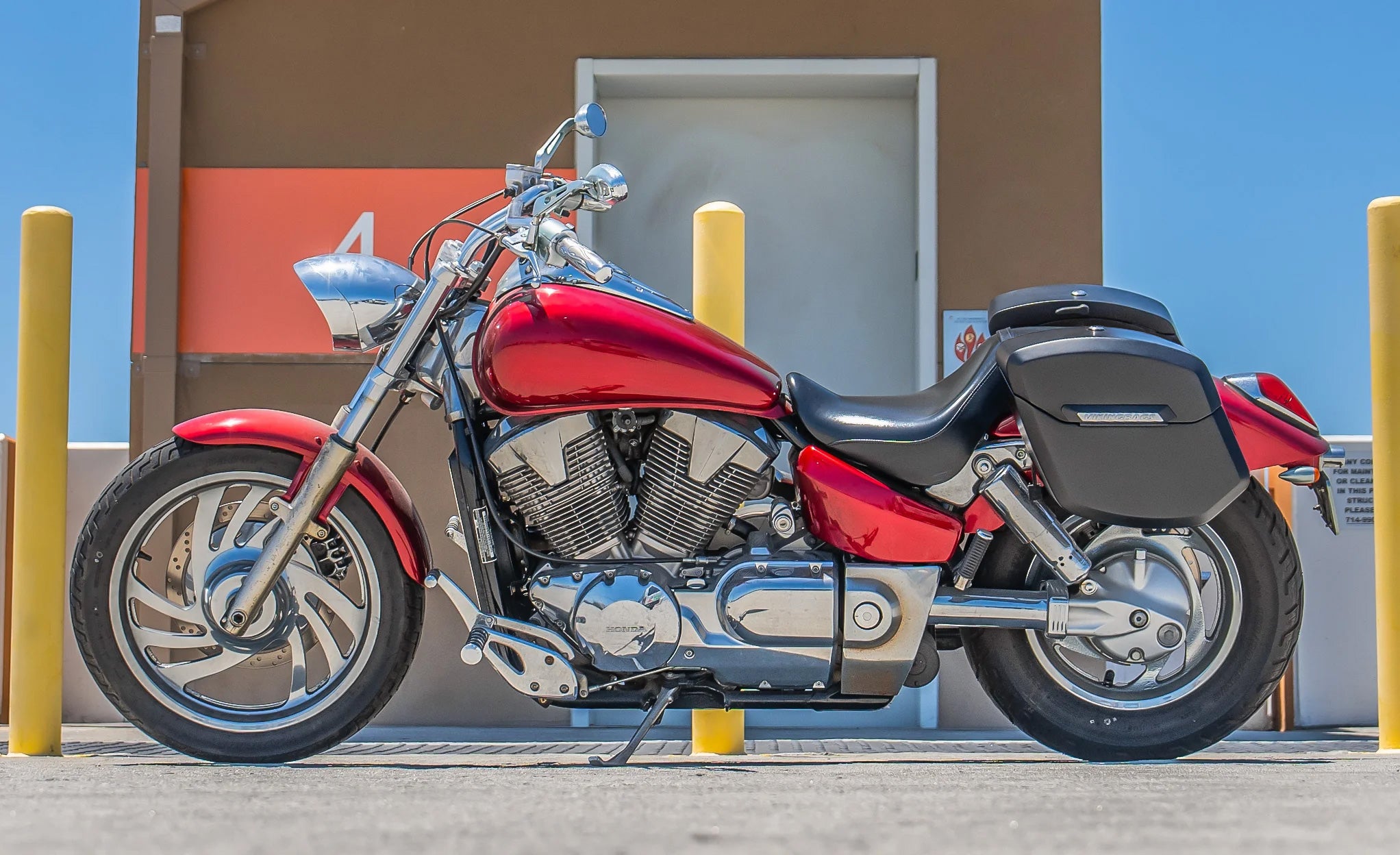 24L - Ironclad Quick-Mount Medium Honda VTX 1300 C Matte Hard Saddlebags Life Style Photo @expand