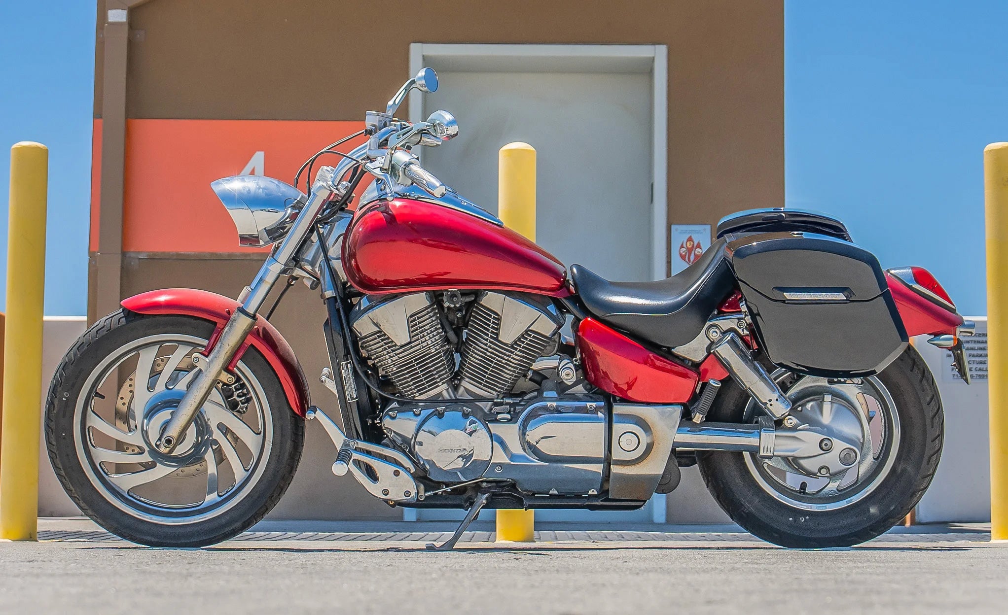 24L - Ironclad Quick-Mount Medium Honda VTX 1300 C Painted Hard Saddlebags Life Style Photo @expand