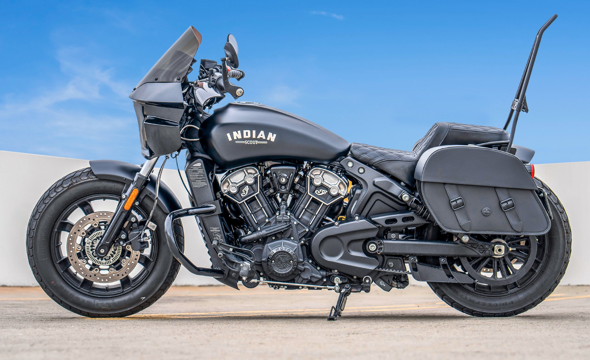 28L - Baelor Medium Quick Mount Indian Scout Bobber Twenty Motorcycle Saddlebags Lifestyle @expand
