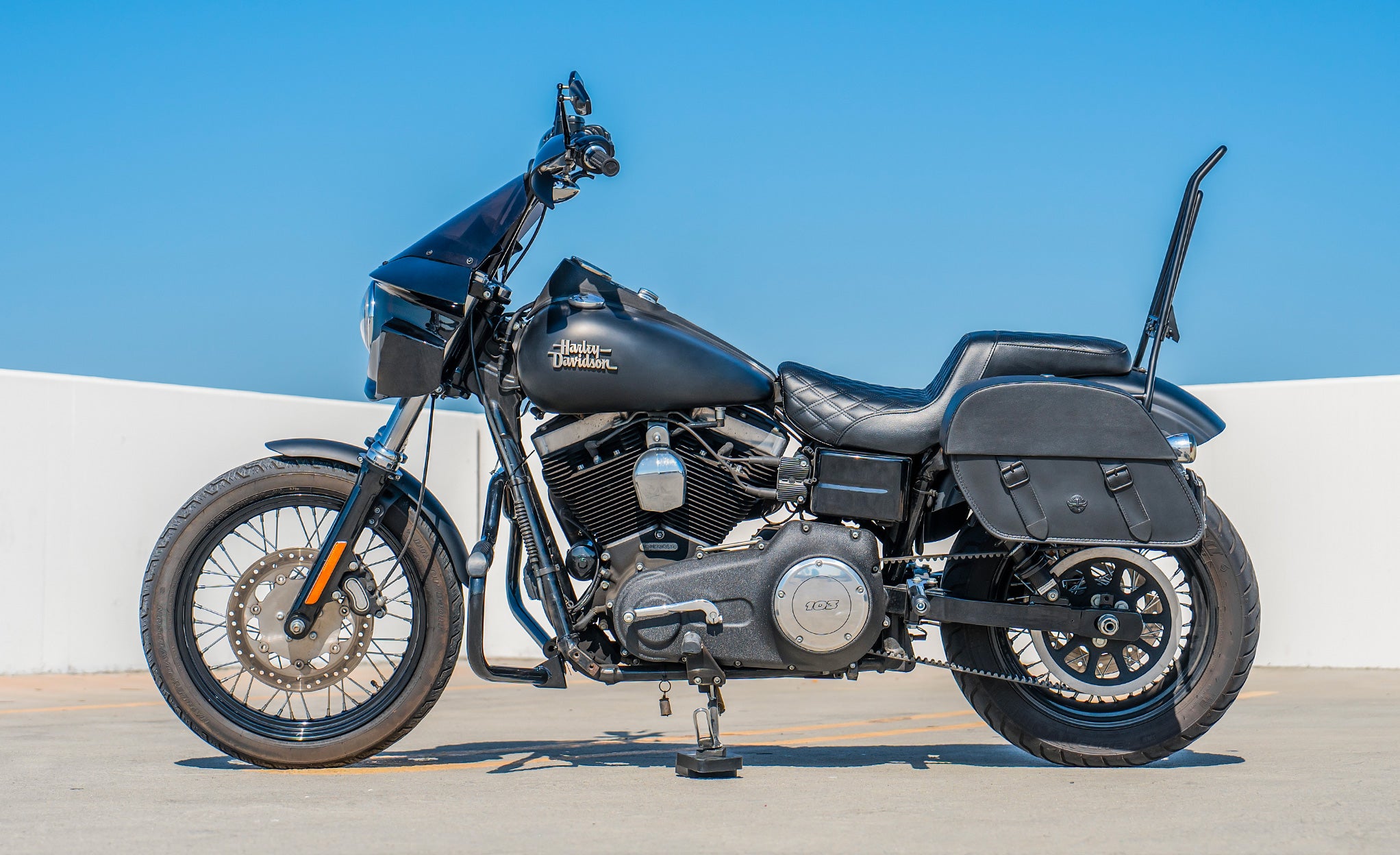 28L - Baelor Medium Quick Mount Motorcycle Saddlebags For Harley Davidson Dyna Street Bob FXDB/I Lifestyle @expand