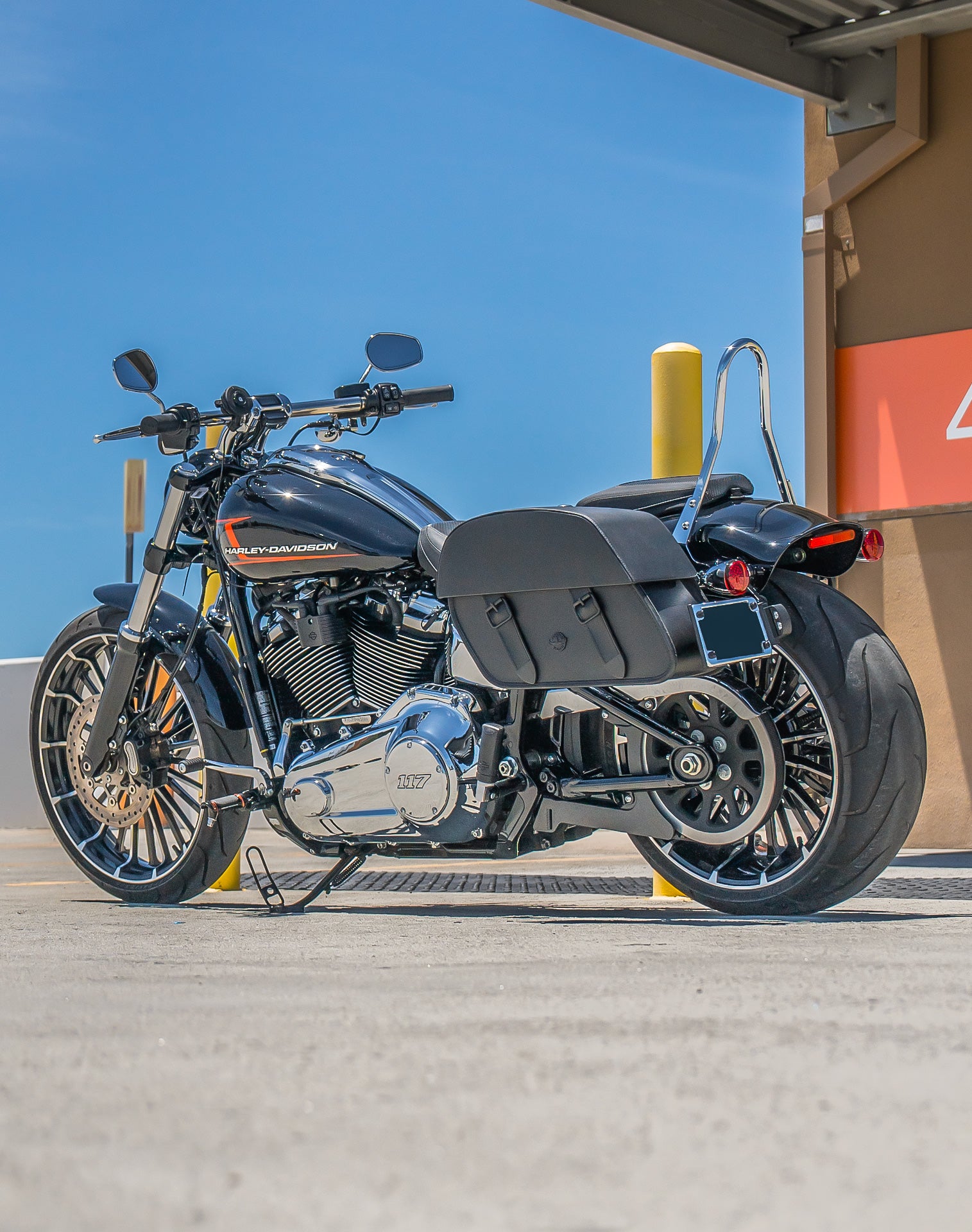 28L - Baelor Medium Quick Mount Harley Softail Breakout FXBR/S Motorcycle Saddlebags v1