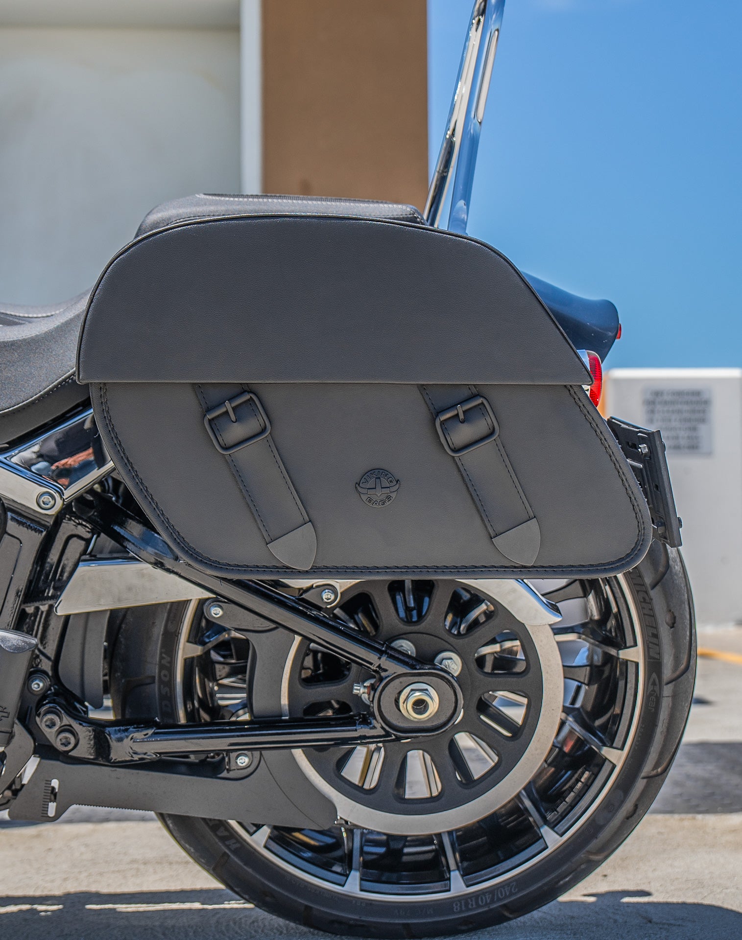 28L - Baelor Medium Quick Mount Harley Softail Breakout FXBR/S Motorcycle Saddlebags v2