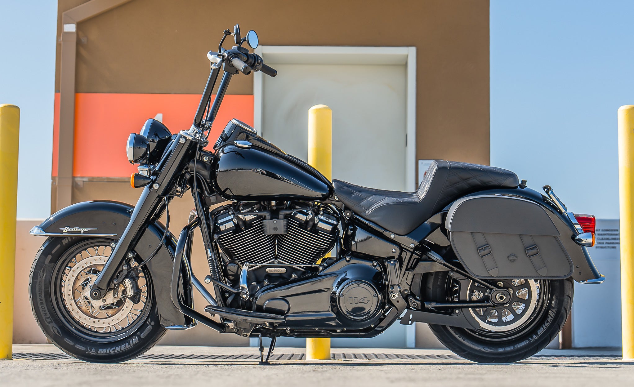 28L - Baelor Medium Quick Mount Motorcycle Saddlebags For Harley Softail Heritage FLHC/S Lifestyle @expand