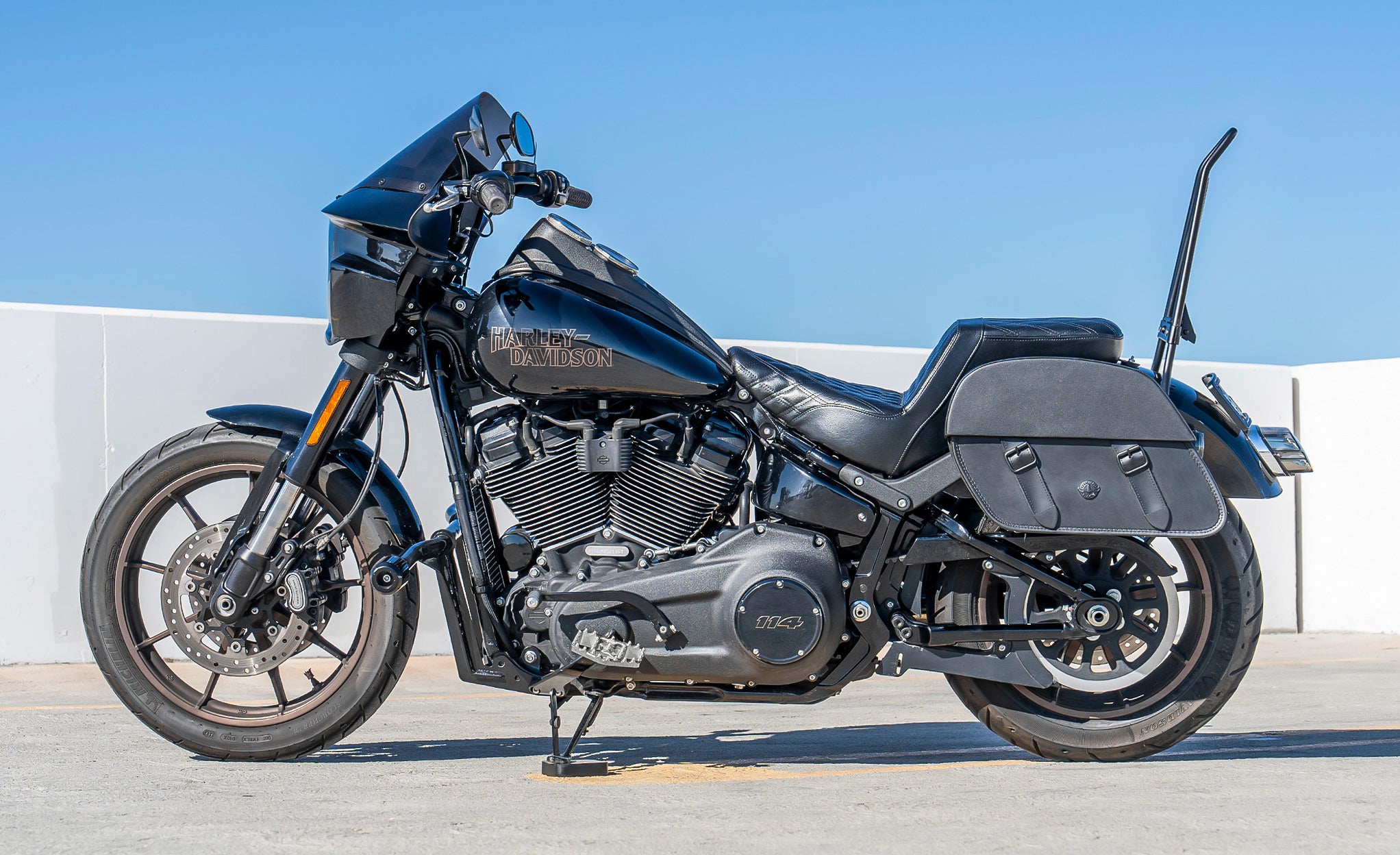 28L - Baelor Medium Quick Mount Motorcycle Saddlebags For Harley Softail Low Rider S FXLRS Lifestyle @expand
