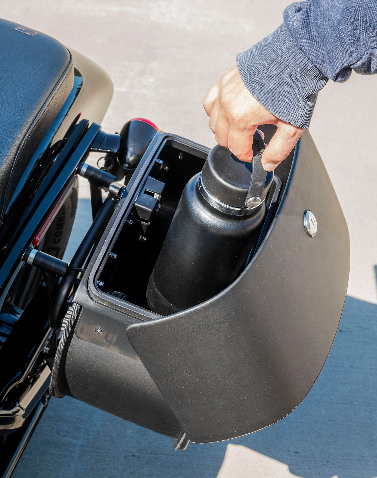 28L - Baelor Medium Quick Mount Motorcycle Saddlebags For Harley Softail Street Bob FXBB/S Lifestyle