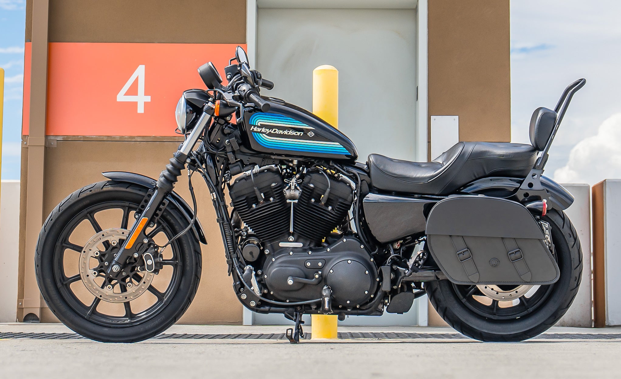 28L - Baelor Medium Quick Mount Motorcycle Saddlebags For Harley Sportster 1200 Iron XL1200NS Lifestyle @expand