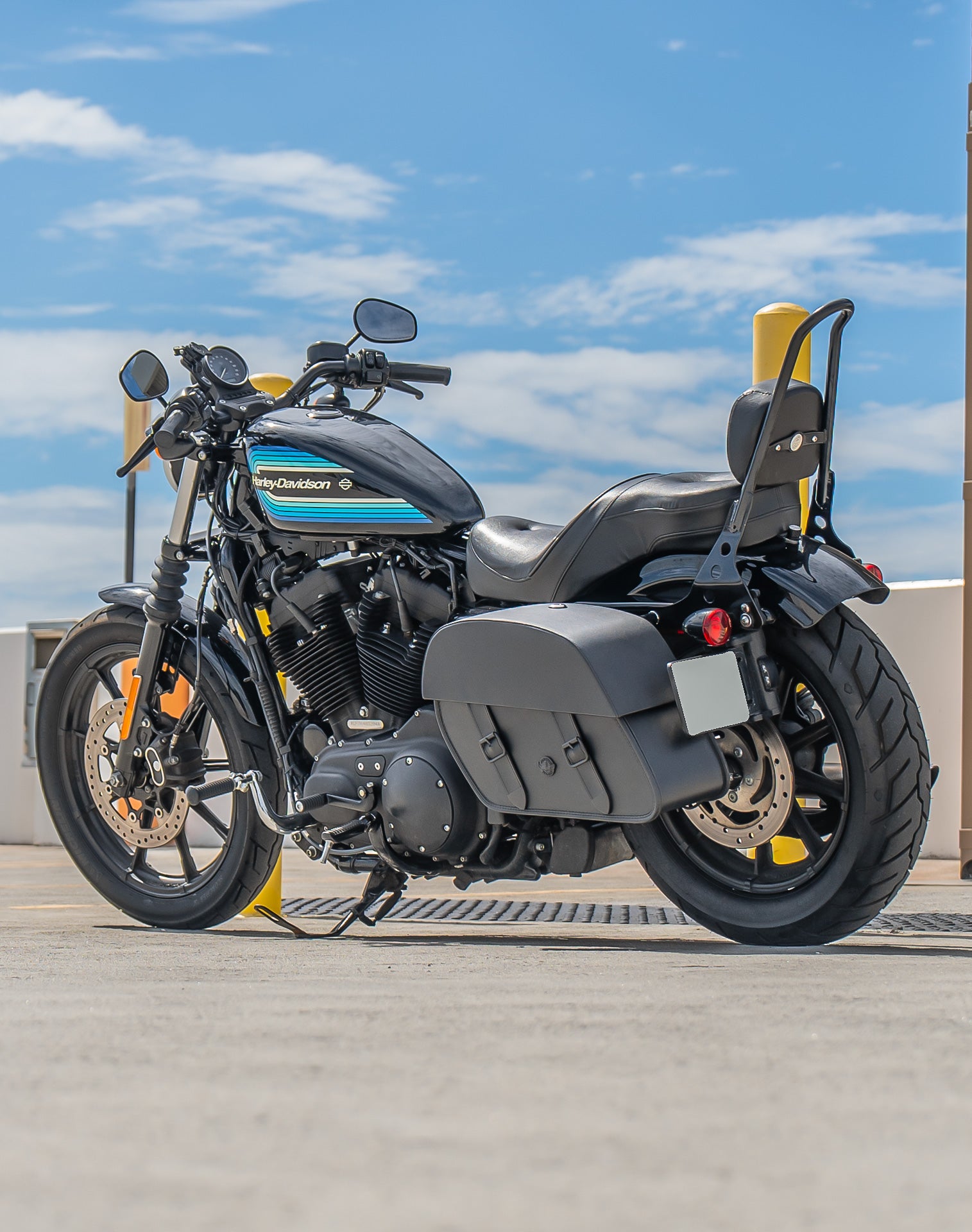 28L - Baelor Medium Quick Mount Motorcycle Saddlebags For Harley Sportster 1200 Iron XL1200NS Lifestyle 1