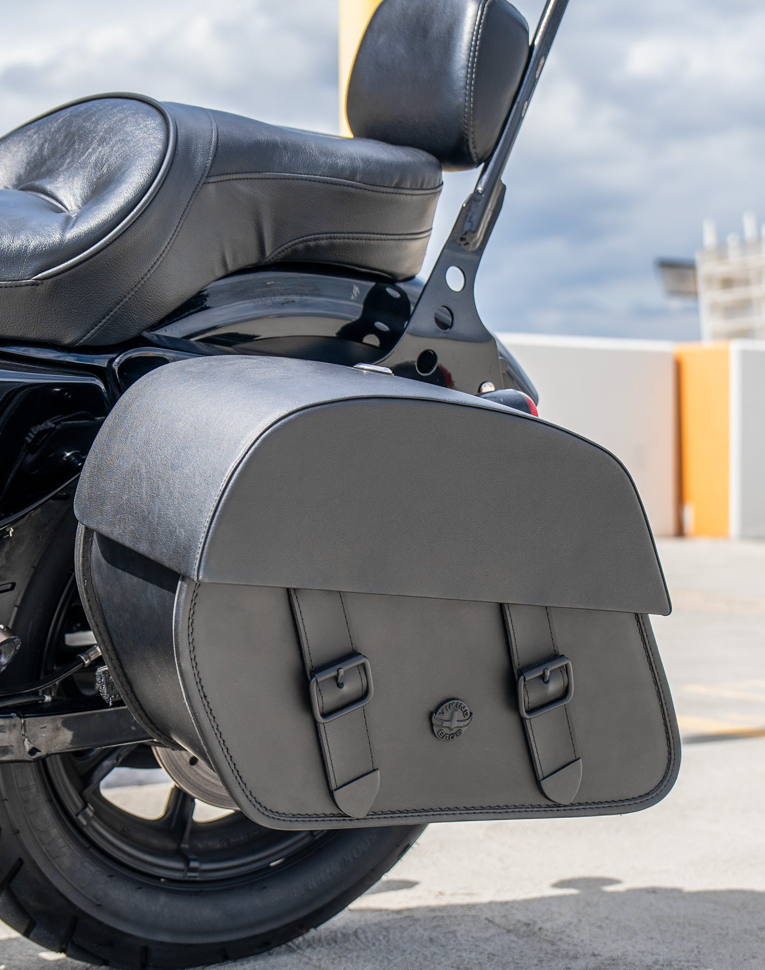 28L - Baelor Medium Quick Mount Motorcycle Saddlebags For Harley Sportster 1200 Iron XL1200NS Lifestyle 3