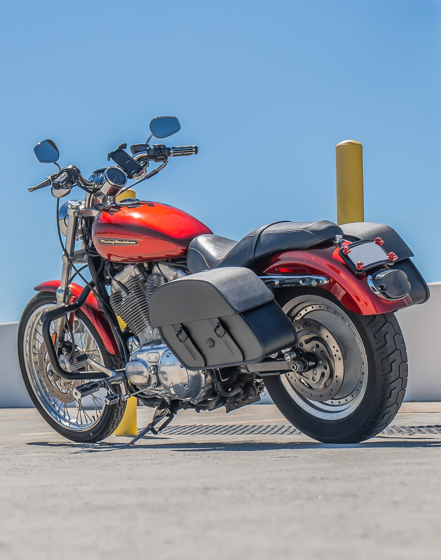 28L - Baelor Medium Quick Mount Motorcycle Saddlebags For Harley Sportster 883 Custom XL883C/XLH883C Lifestyle