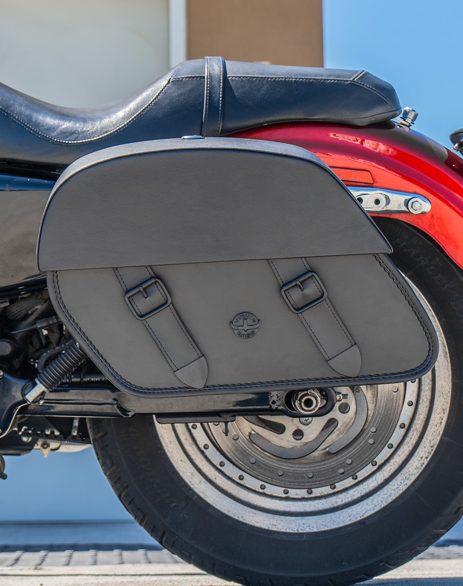 28L - Baelor Medium Quick Mount Motorcycle Saddlebags For Harley Sportster 883 Custom XL883C/XLH883C Lifestyle