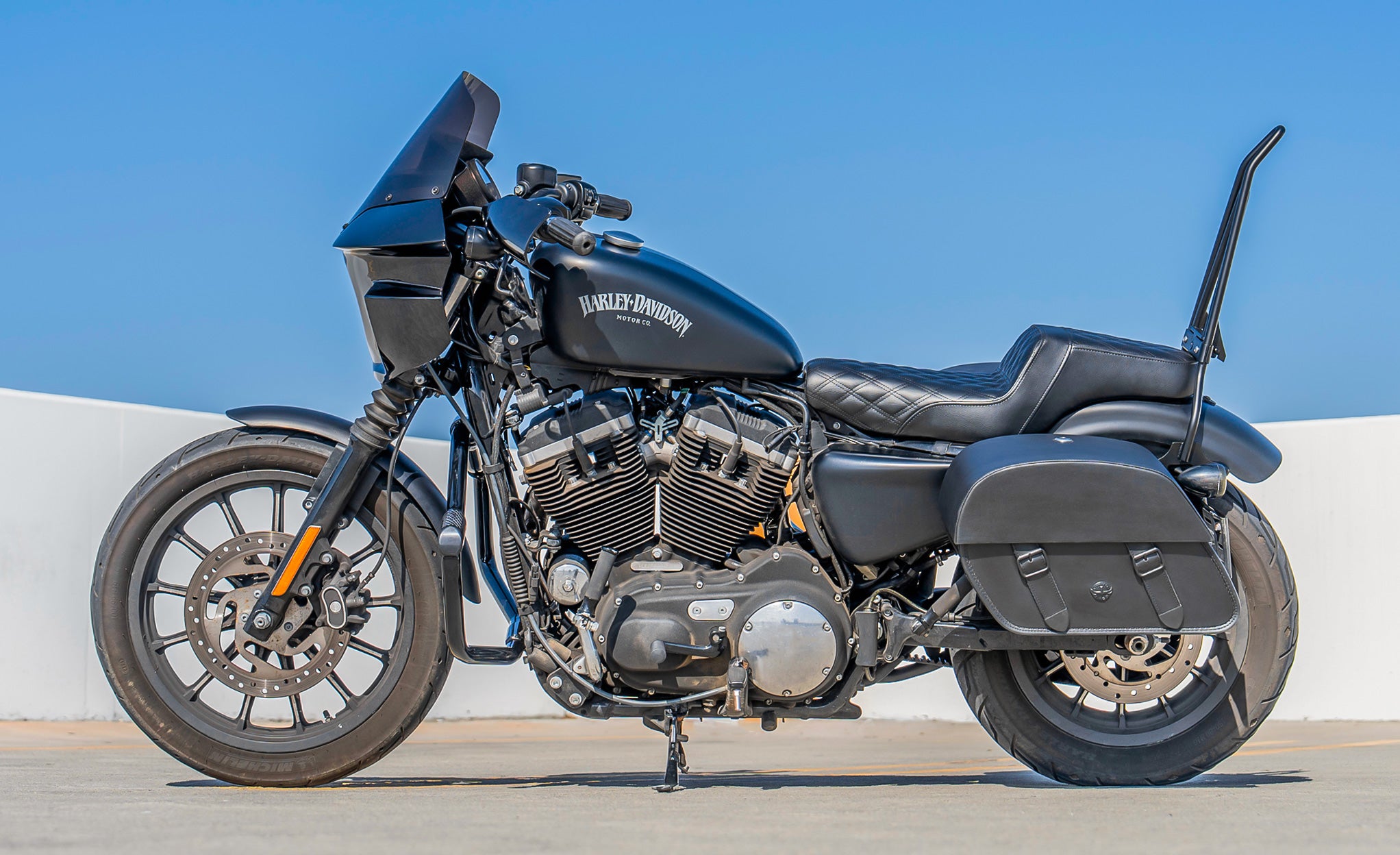 28L - Baelor Medium Quick Mount Motorcycle Saddlebags For Harley Sportster 883 Iron XL883N Lifestyle @expand